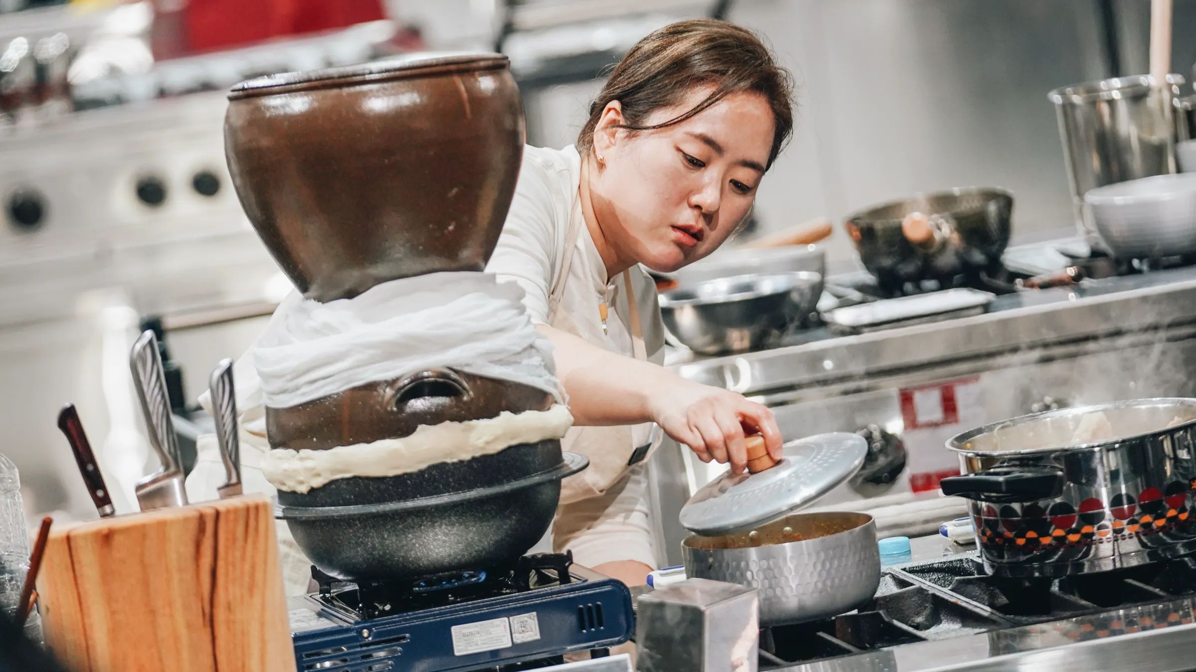 Netflix《黑白大廚2》釀酒的尹酒母。(圖/Netflix提供)