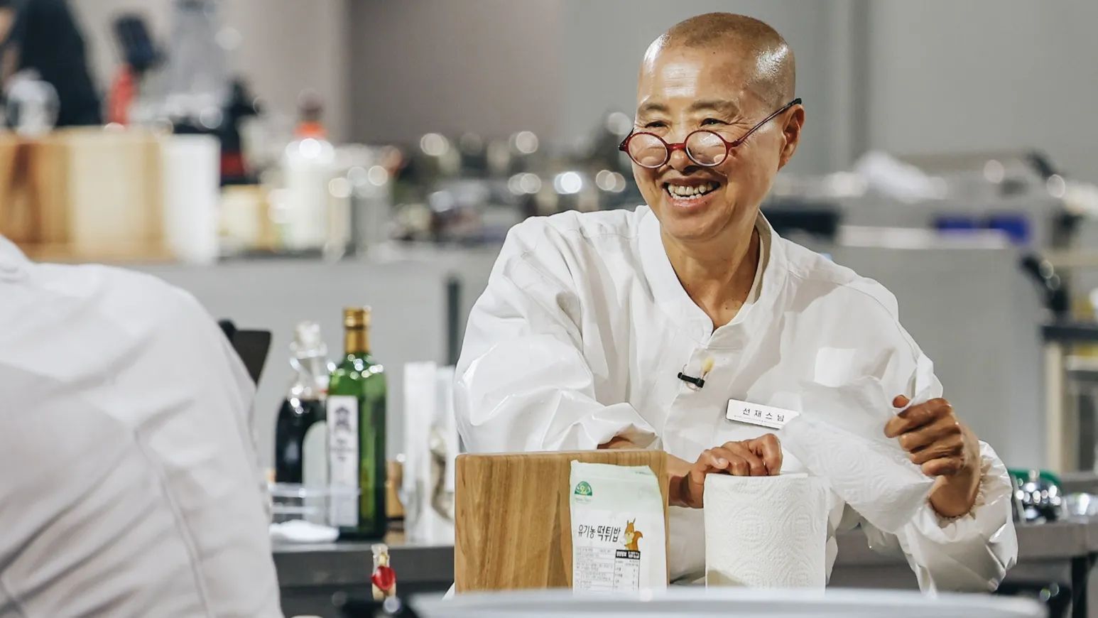 Netflix《黑白大廚2》善財法師。(圖/ Netflix提供)