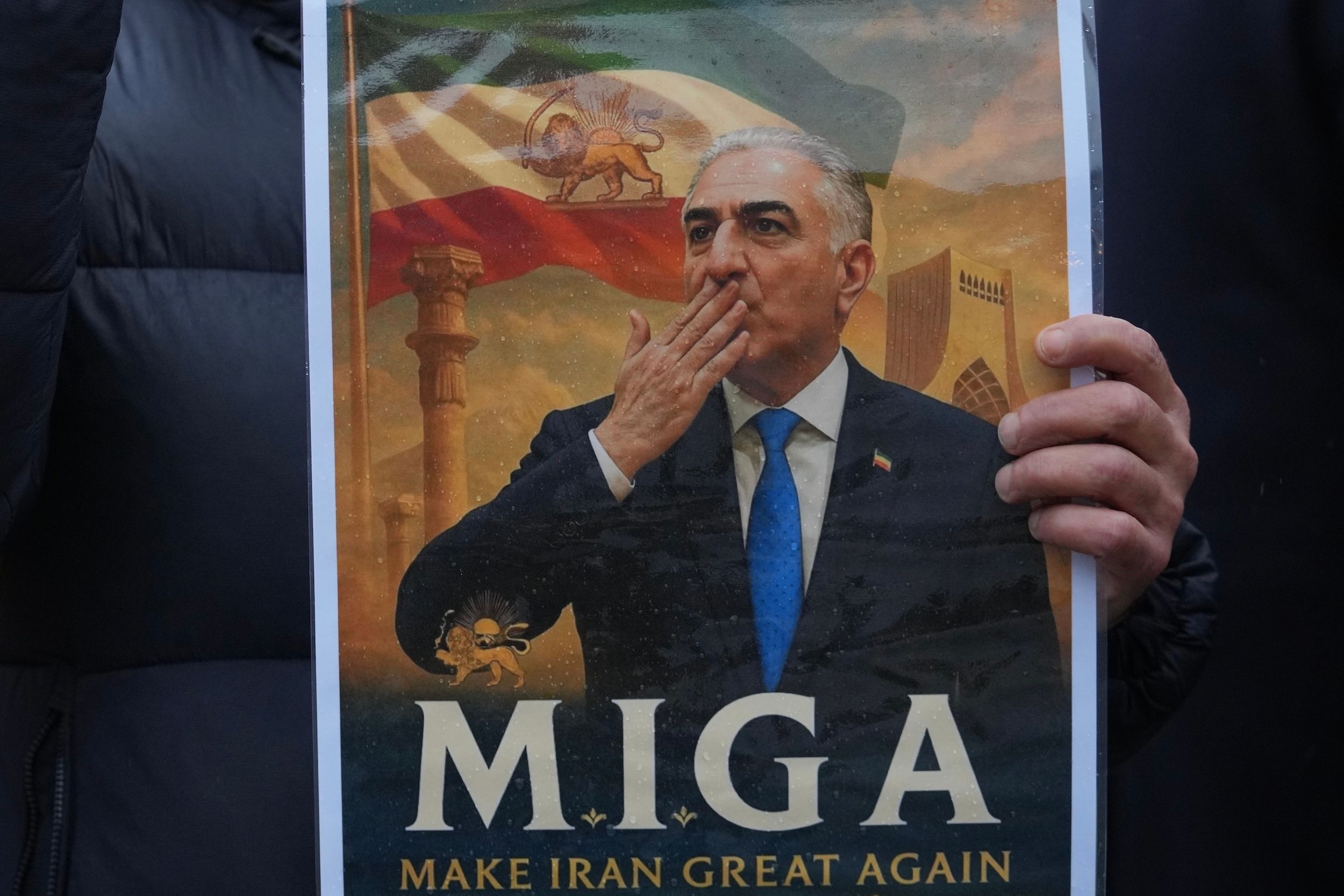 2026年1月13日、英国の国会議事堂前でデモを行う参加者。イランの亡命皇太子、レザ・パフラヴィー氏の肖像が描かれたプラカードを掲げている。（AP）