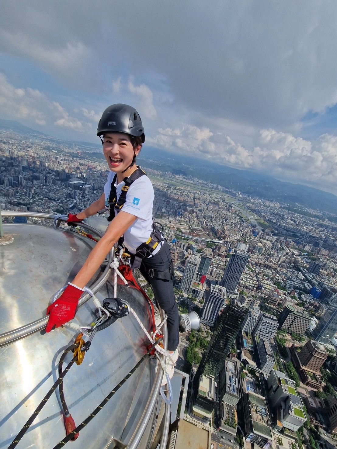 20260114-101董事長賈永婕貼出自己攀登上101頂端的畫面。(取自賈永婕臉書)