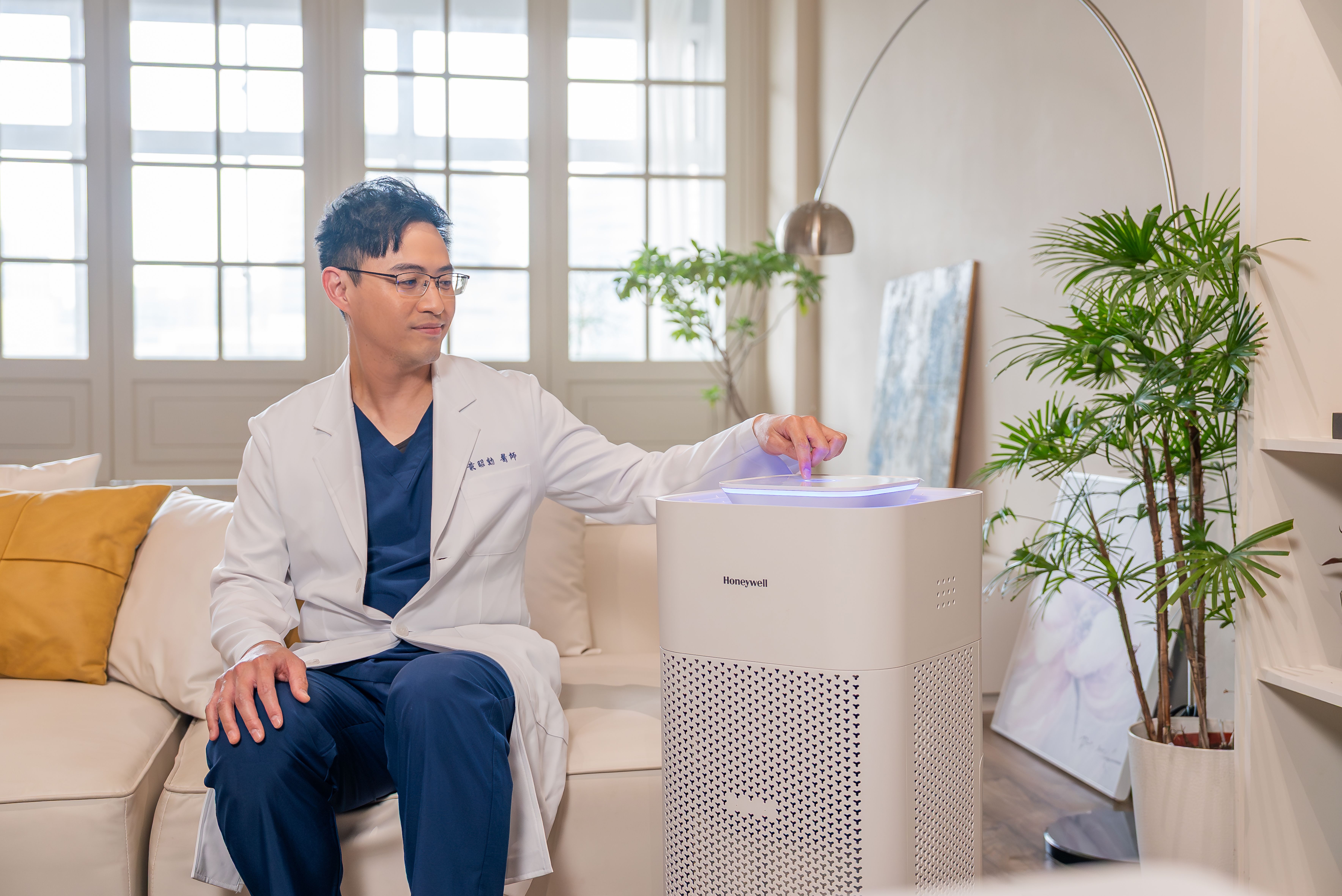 耳鼻喉頭頸專科醫師黃昭勳推薦Honeywell 太空機，完整結合H13級HEPA 濾網、專利分解甲醛與 UVC 滅菌，成為診所實際採用的專業空氣清淨選擇。