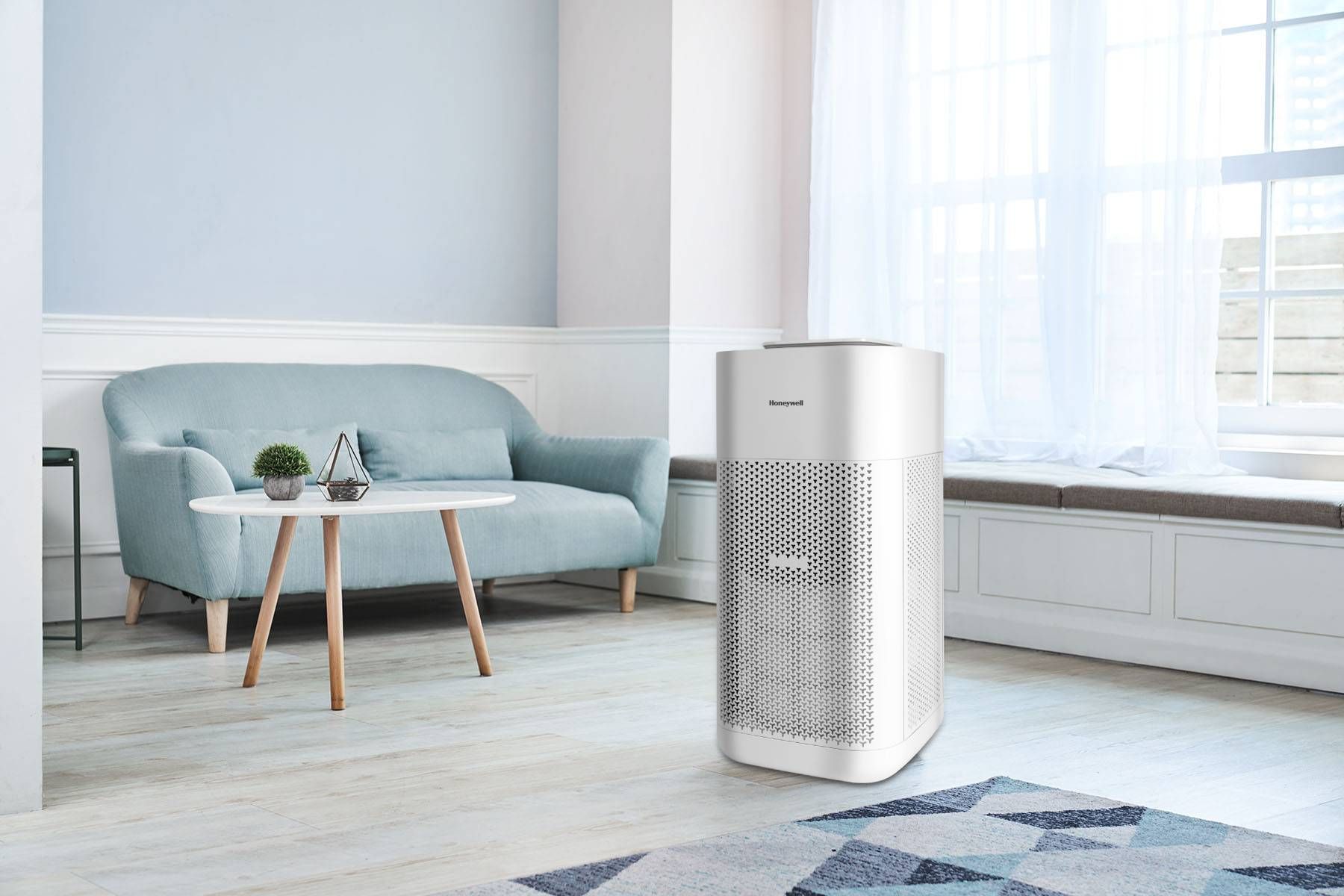 Honeywell X560 太空機星霧白新色，呼應 Pantone 2026 年度色彩趨勢，輕柔融入現代居家空間，適用現今12–24坪主流坪數，兼顧高效淨化與靜謐體驗。