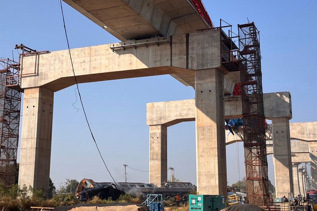 一列從曼谷前往東北的火車，遭到高鐵工程倒塌起重機「襲擊」，釀成22人死亡、80人受傷的慘劇。（美聯社）