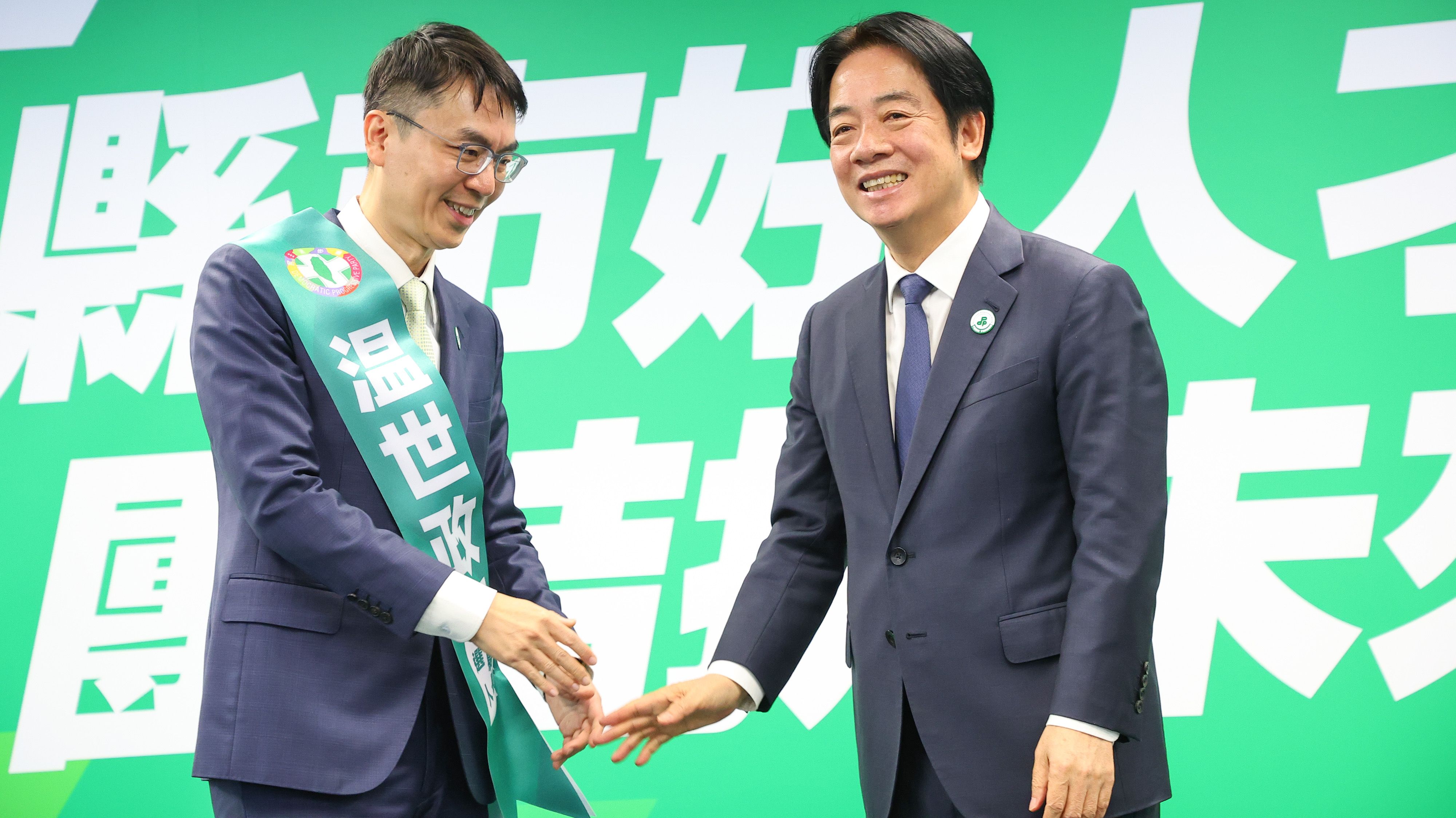 20260114-總統賴清德（右）、民進黨南投縣長提名人溫世政（左）14日出席民進黨縣市長提名記者會。（顏麟宇攝）