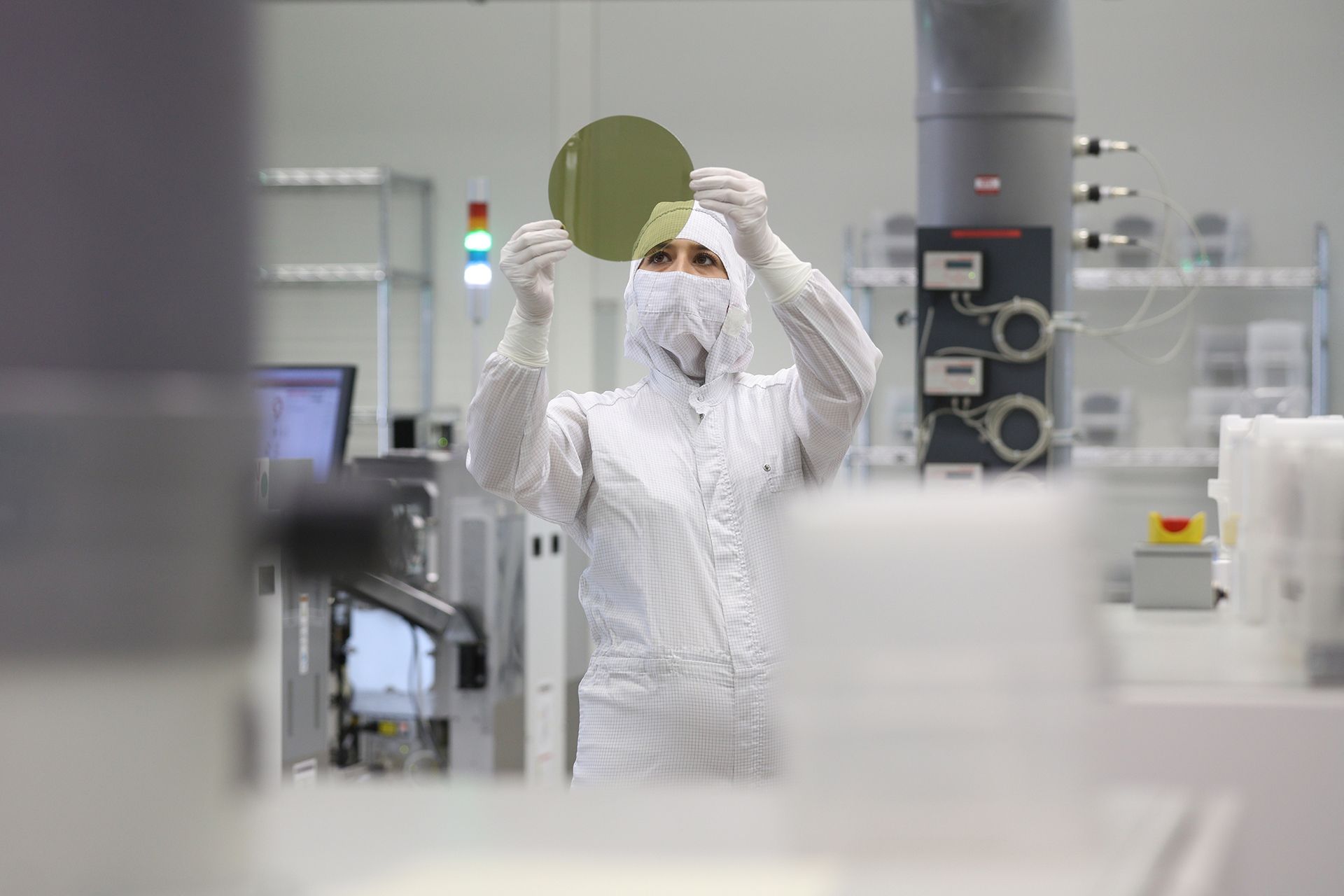 荷蘭知名安世半導體（Nexperia）的工程師正在檢查產品。（翻攝自官方粉專）