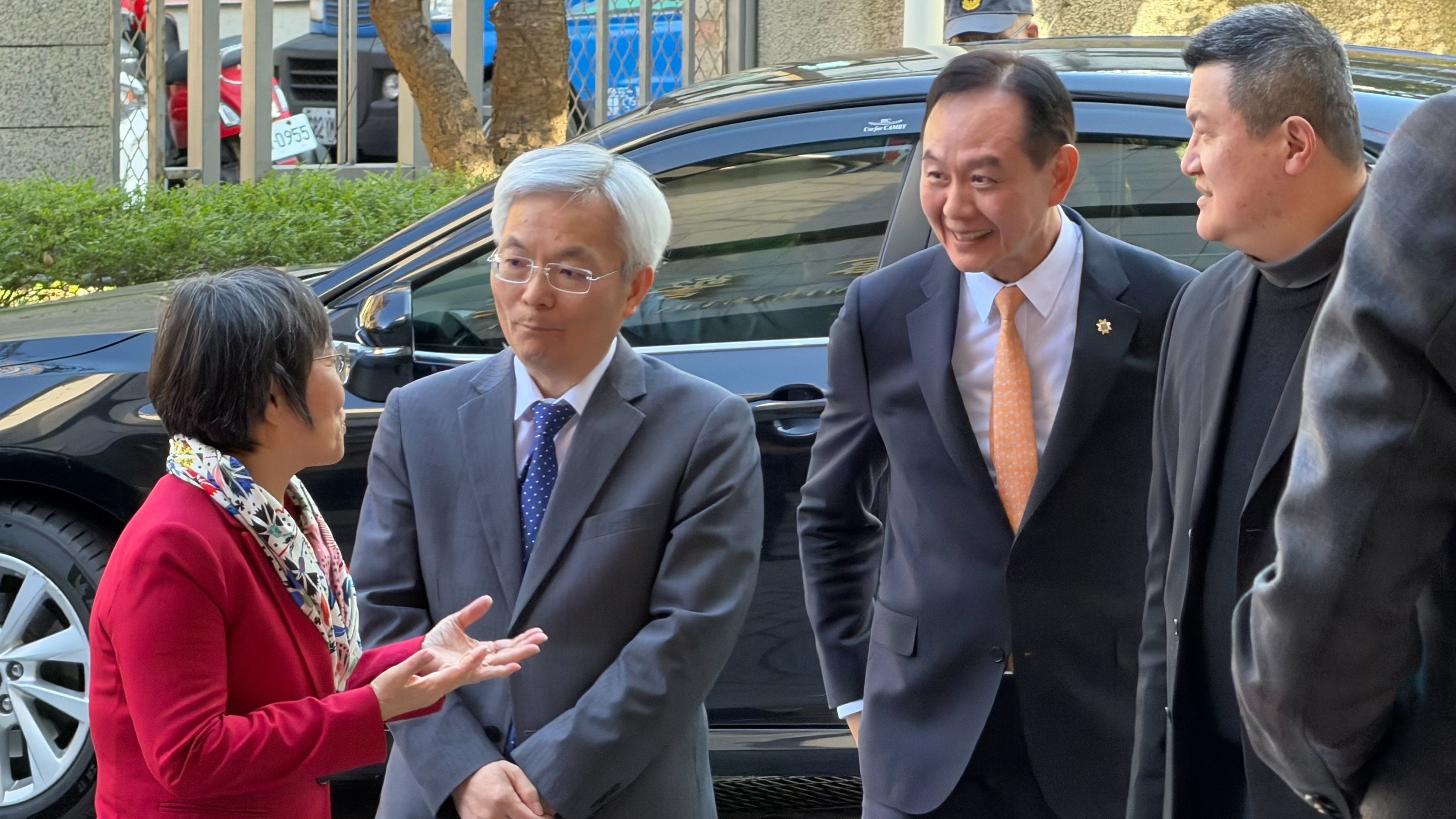 20260114-內政部警政署刑事警察局長周幼偉（右二）即將屆齡退休，內政部長劉世芳（左）、警政署長張榮興（左二）、內政部政務次長馬士元（右一）14日下午出席退休茶會。（鍾秉哲攝）