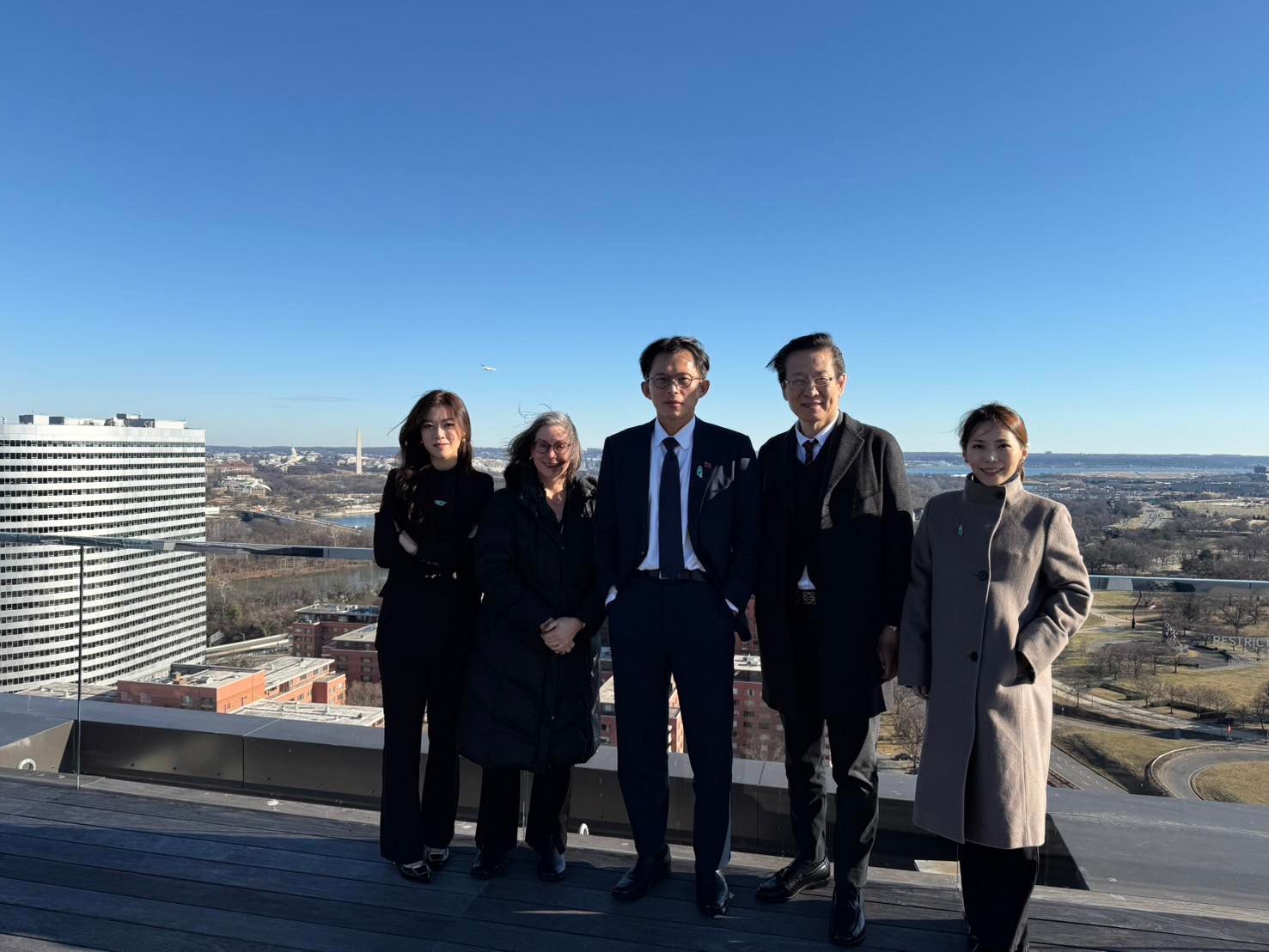 20260114-民眾黨主席黃國昌率團旋風式訪美，圖為訪團一行在AIT華盛頓總部所在大樓的頂樓合影。（取自林子宇臉書）