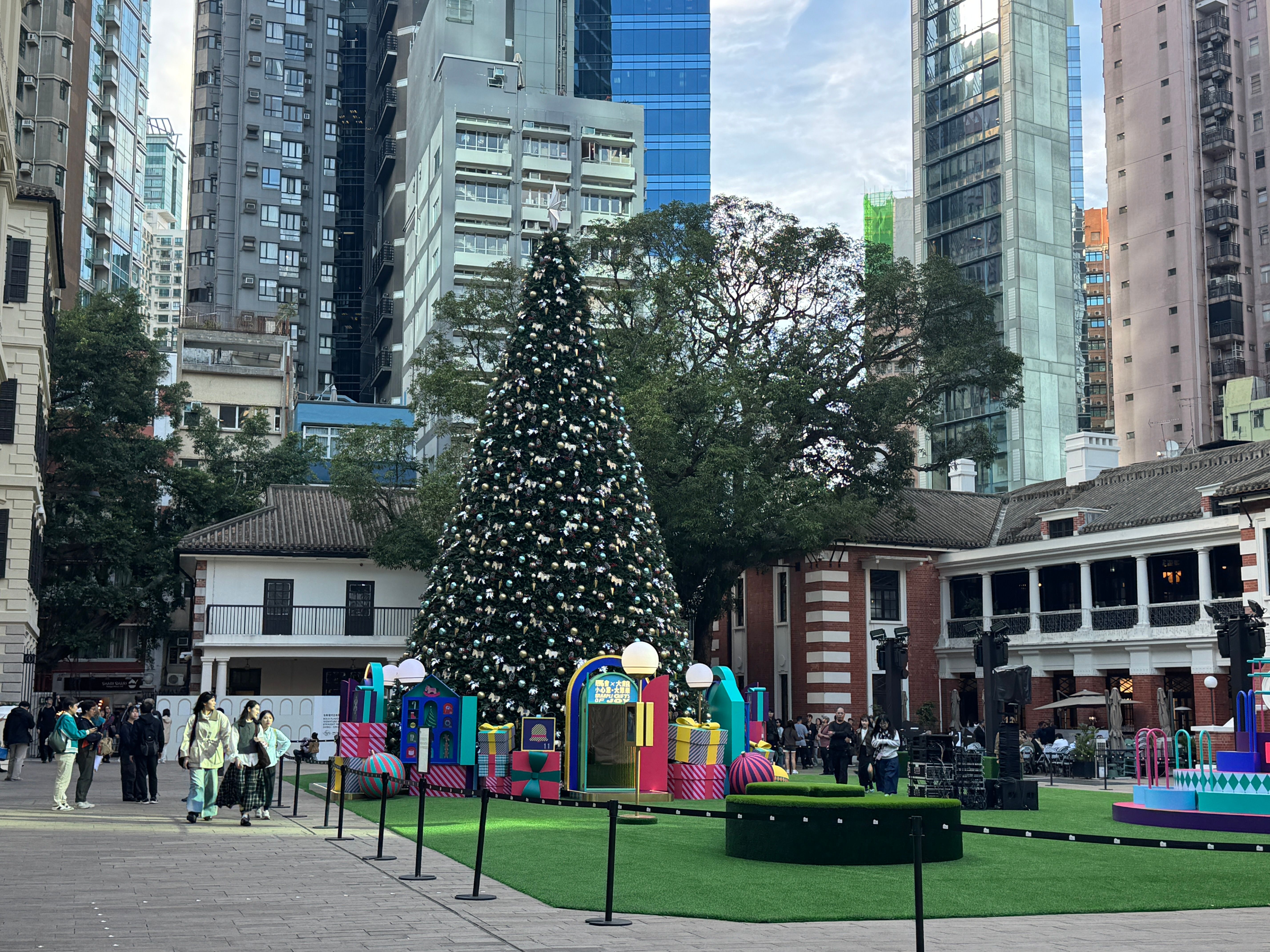 大館是一個不論白天或是晚上都適合前往的景點，不僅有表演可以觀賞，也有餐廳可以前往用餐。（劉芯衣攝）