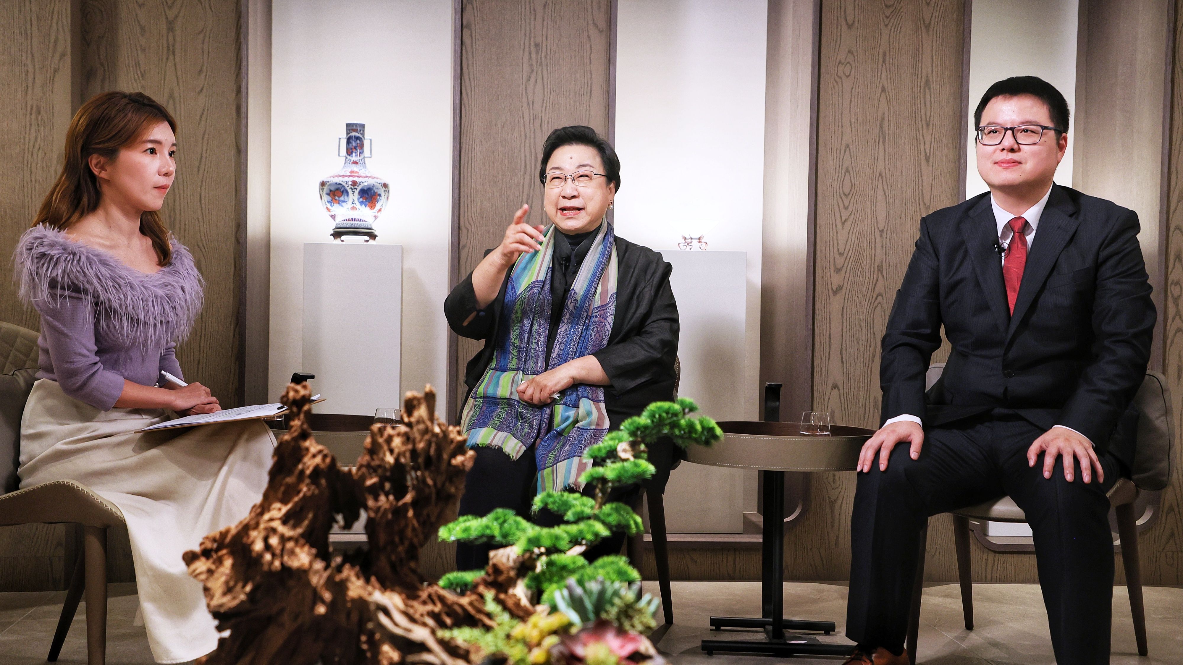 20260114- 米スタンフォード大学フーヴァー研究所研究員の郭岱君氏（中）、風傳媒国際両岸センター副主任の杜宗熹氏（右）は14日、『風傳媒』の番組「下班国際線」に出演し、司会者の路怡珍氏（左）と対談した。（撮影：柯承恵）