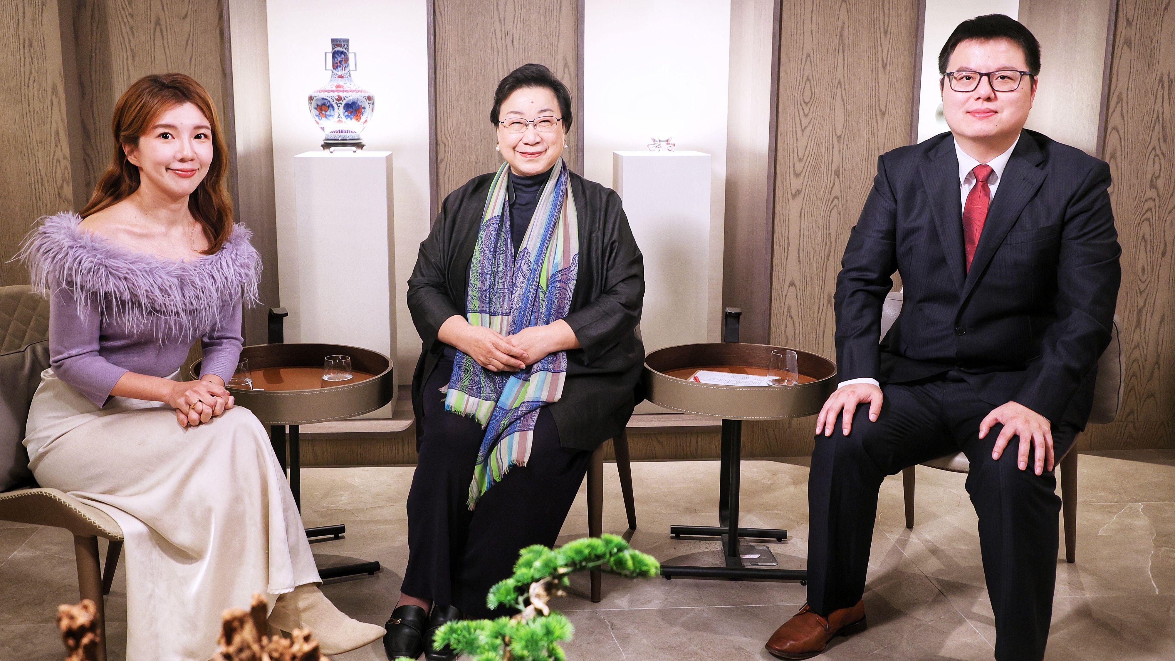 20260114- 美國史丹佛大學胡佛研究院研究員郭岱君（中）、風傳媒國際兩岸中心副主任杜宗熹（右）14日出席風傳媒《下班國際線》節目,與主持人路怡珍（左）對談。（柯承惠攝）