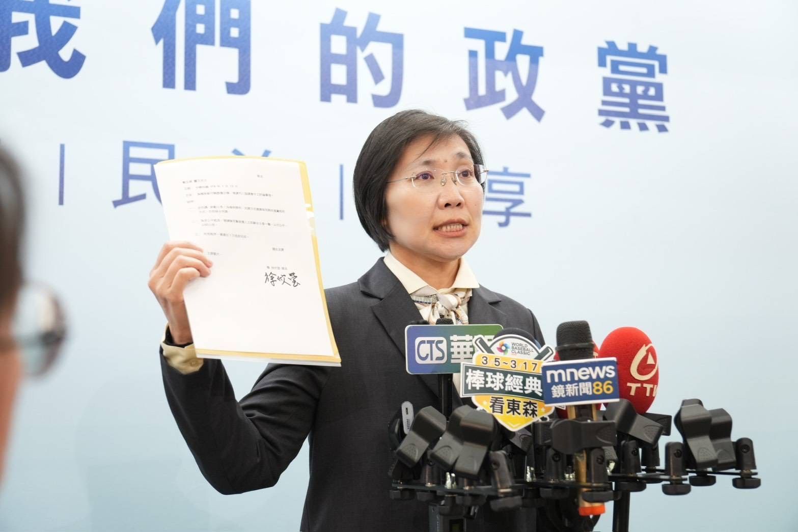 立法委員徐欣瑩14日就新竹縣長初選協調結果召開記者會，手持相關文件說明立場，強調初選應採全民調機制，避免「球員兼裁判」爭議，呼籲黨中央以公平、公正方式整合選情。（圖/徐競總提供）