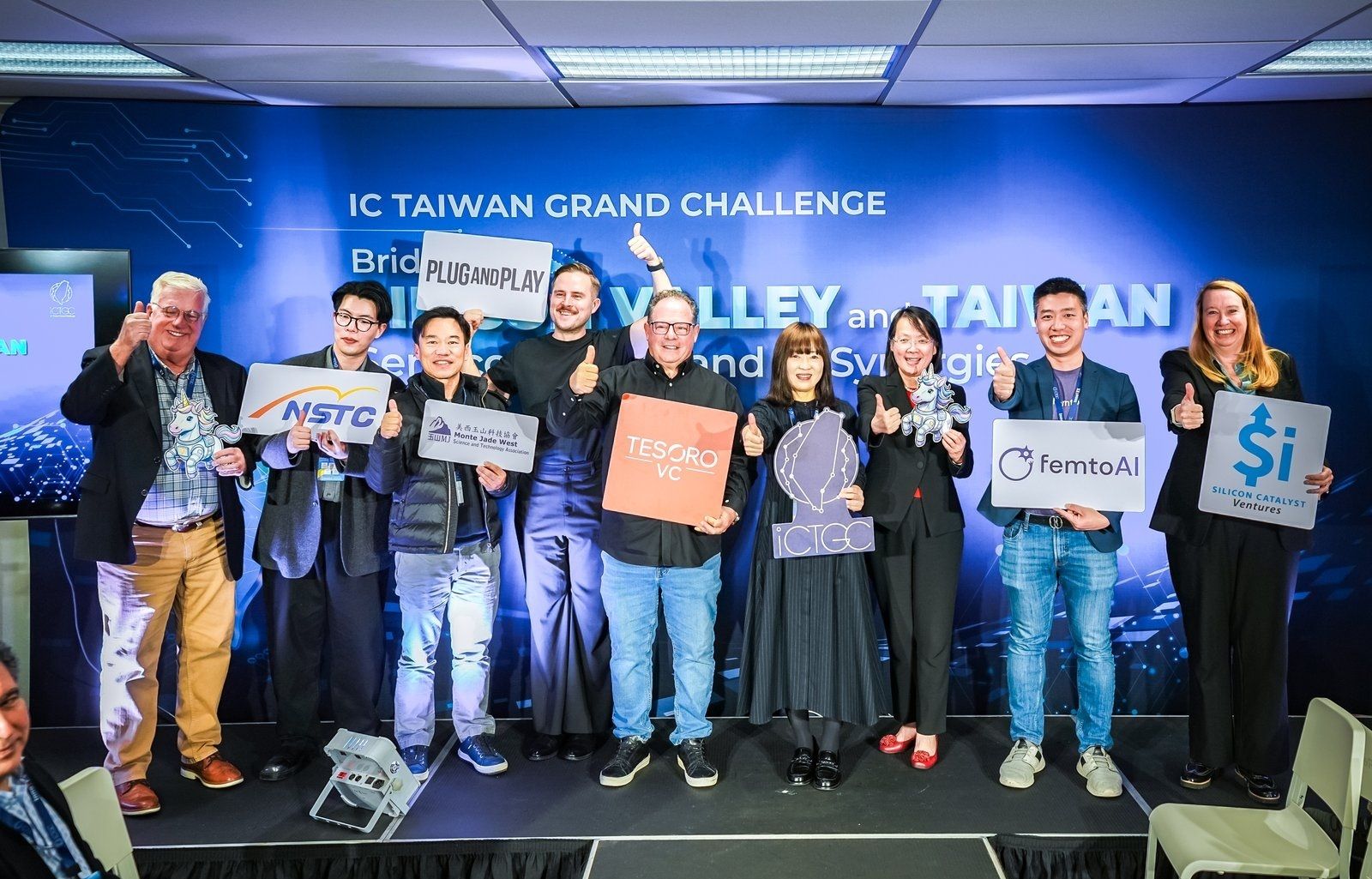 台北市電腦公會副總幹事楊櫻姿（右四）與4位講師及與會貴賓合影。(台北電腦公會提供)