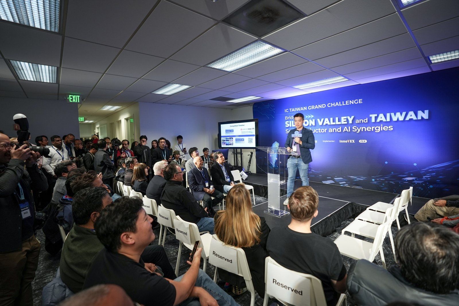 femtoAI共同創辦人暨執行長Sam Fok分享透過競賽結合台灣半導體生態系資源與先進製造能力。(台北電腦公會提供)
