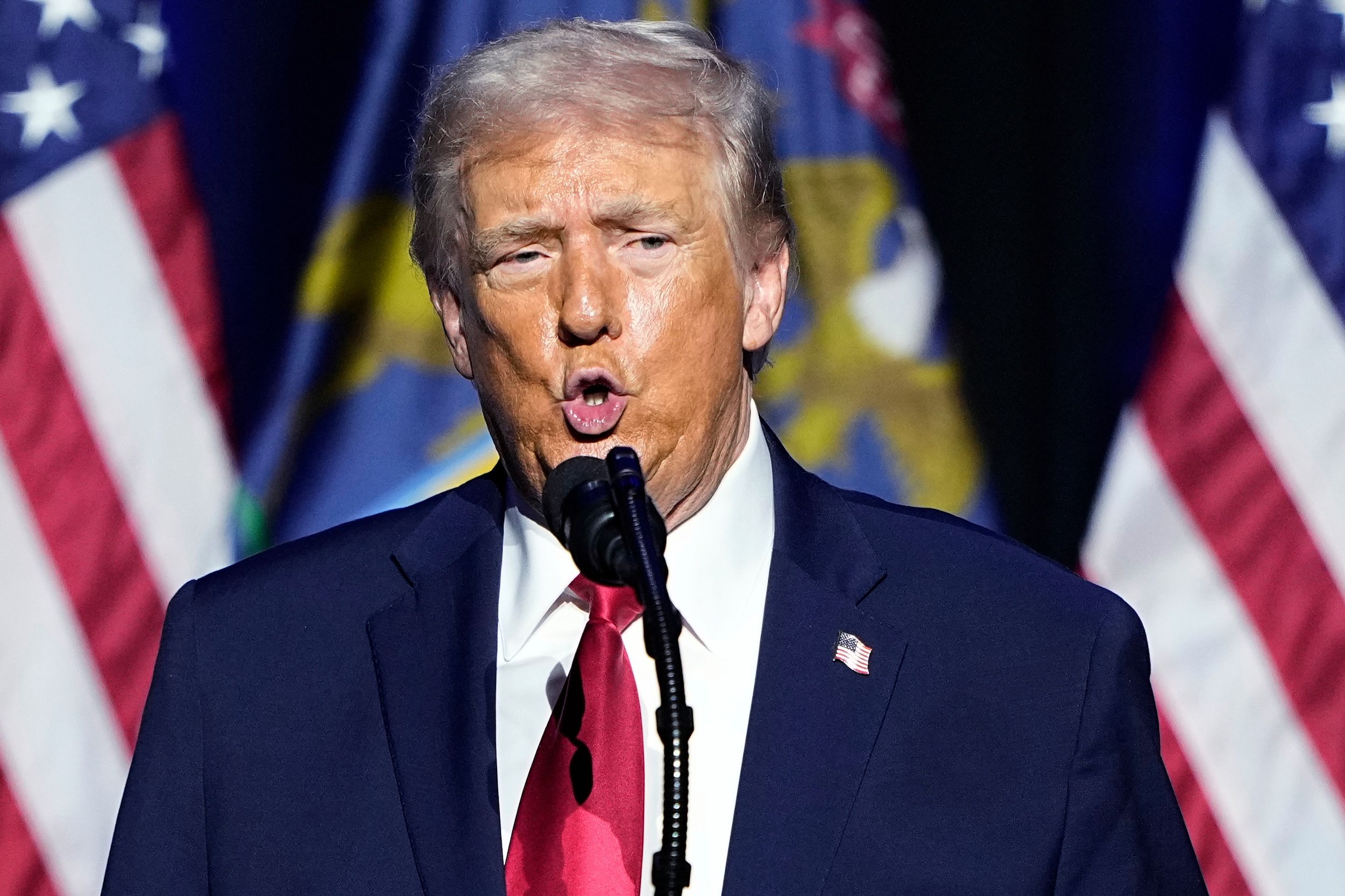 2026年1月13日，美國總統川普在底特律發表演說。（美聯社）