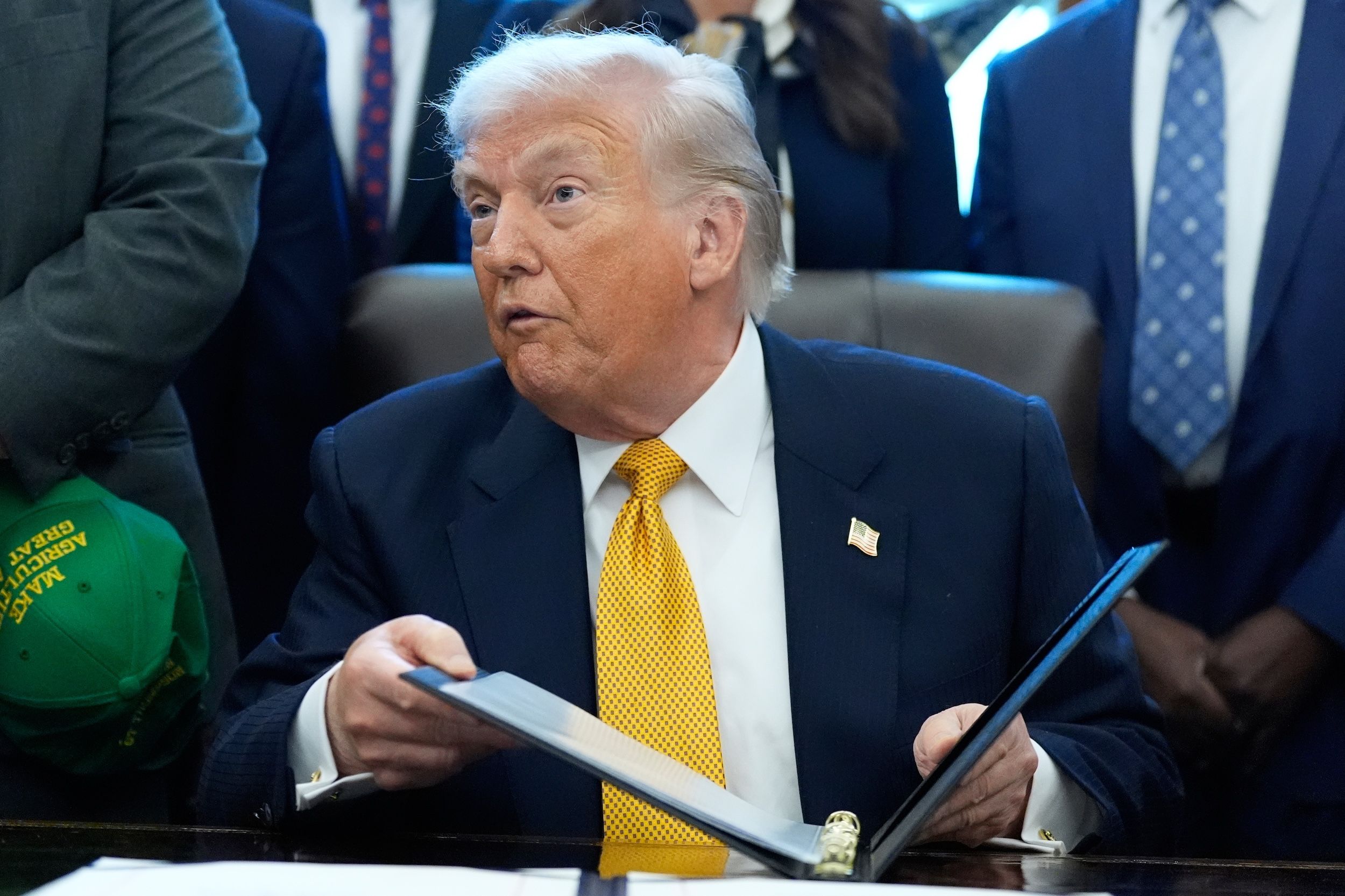 2026年1月14日，美國總統川普在白宮橢圓形辦公室與媒體交談。（美聯社）