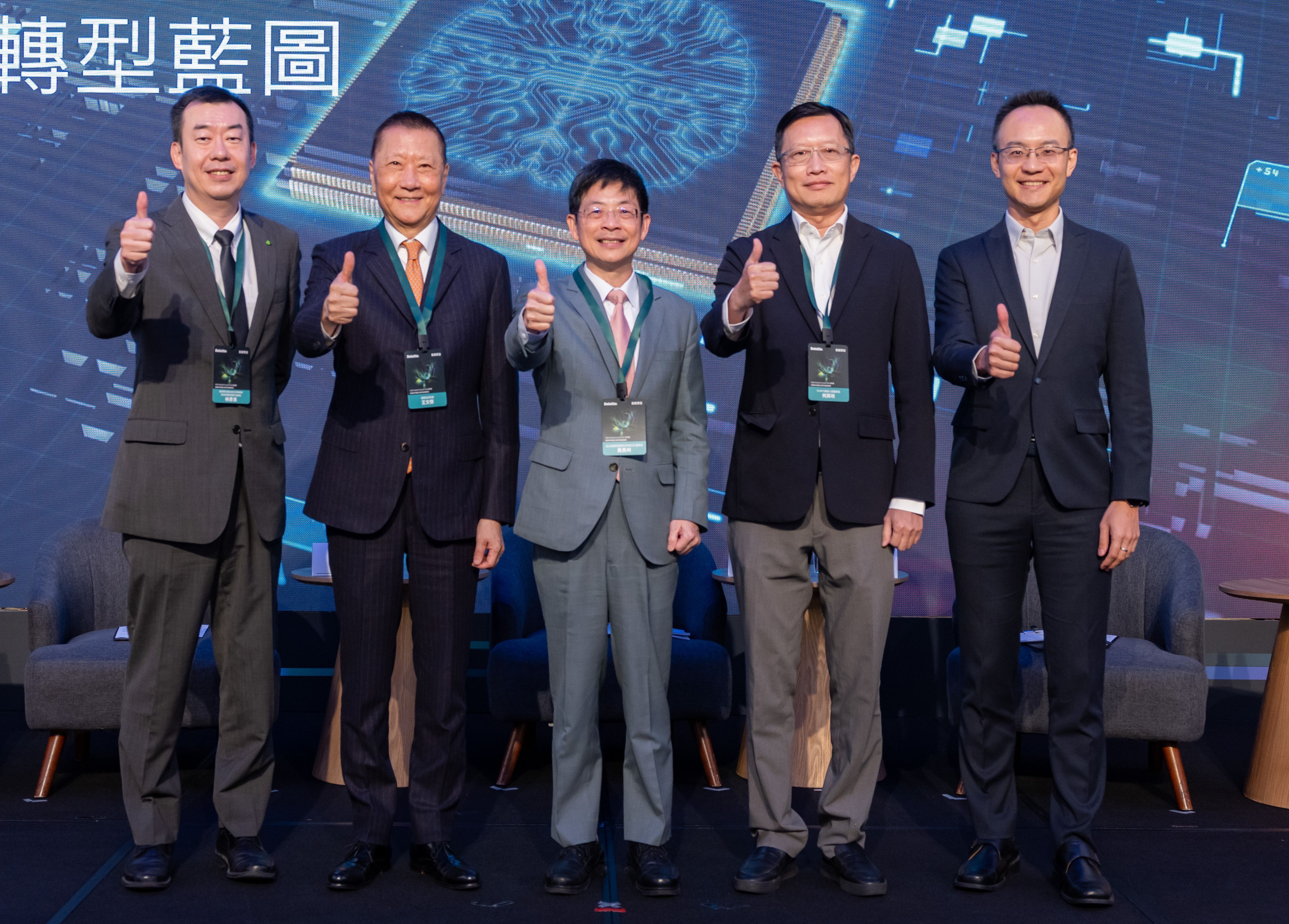 第二場專家對談包含勤業眾信聯合會計師事務所科技與轉型服務營運長林彥良(左起)，與四家業者雄獅旅遊董事長王文傑、玉山金控董事長黃男州、91APP創辦人暨董事長何英圻、Google Cloud台灣技術總經理林書平。（勤業眾信提供）