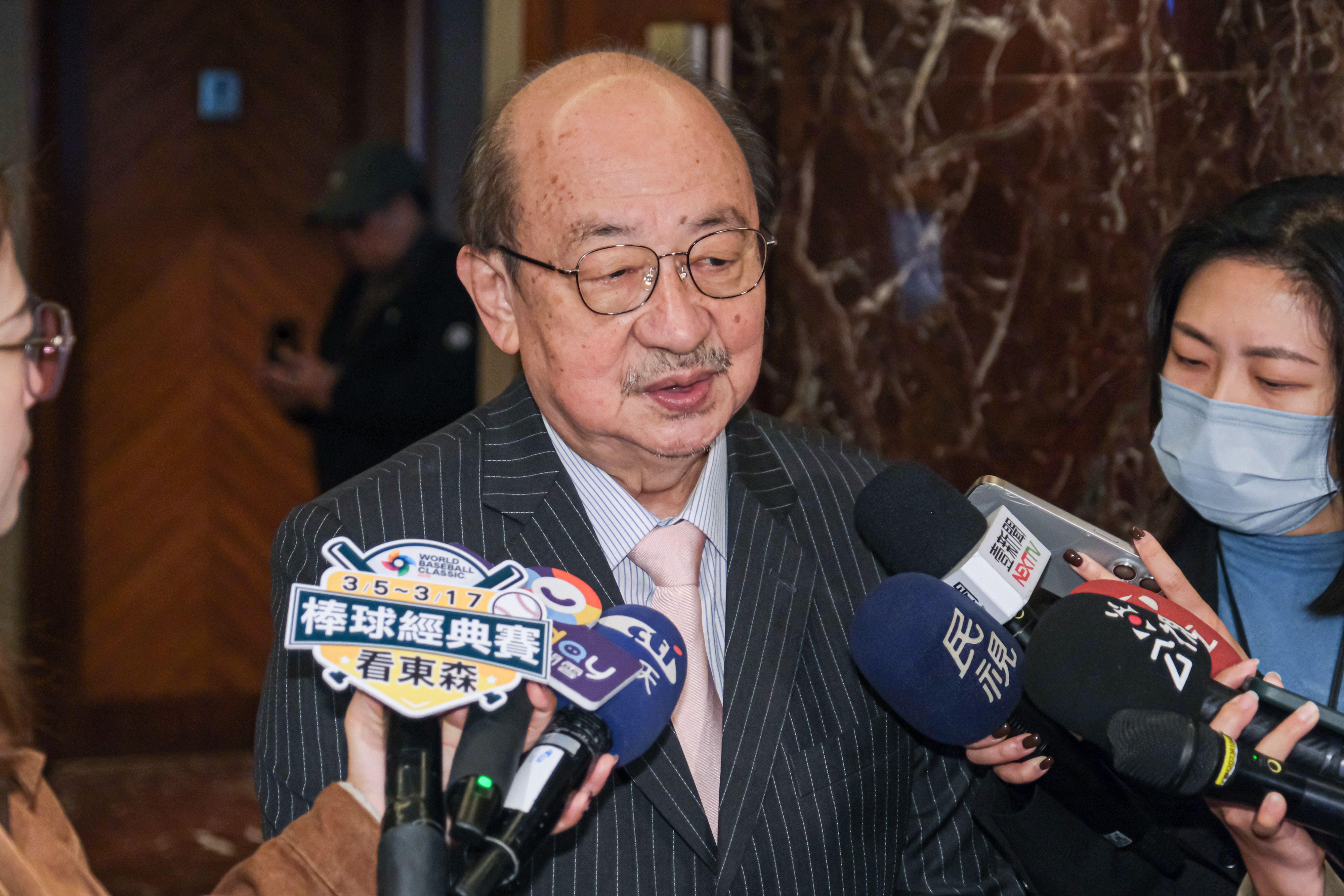 20260115-「施明德先生專檔」成立茶會15日於台北喜來登飯店舉行，圖為民進黨團總召柯建銘（中）受訪情形。（劉偉宏攝）