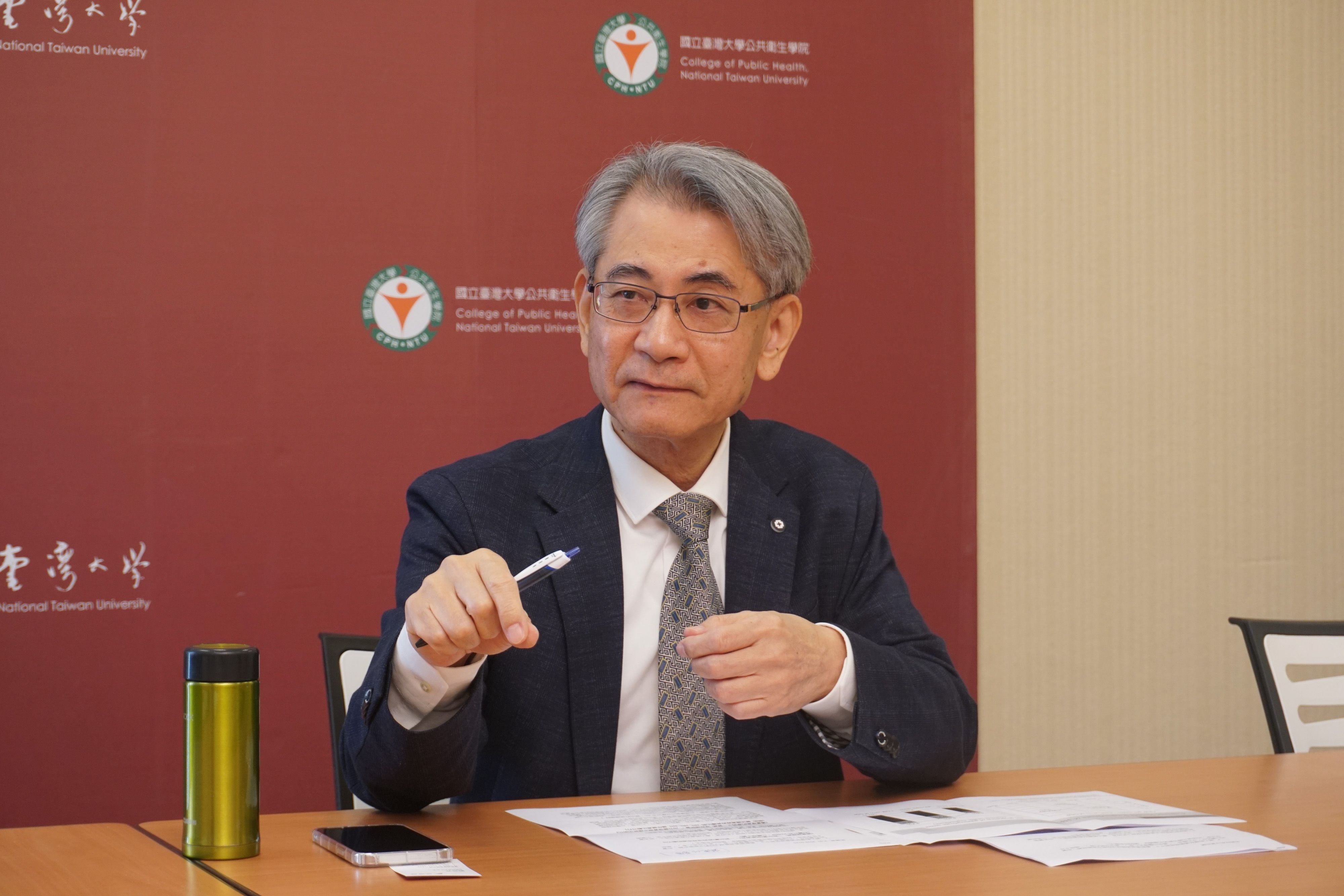 20260115-台大衛學院院長鄭守夏專訪，「誰吃了健保這塊大餅」專題。（蔡親傑攝）