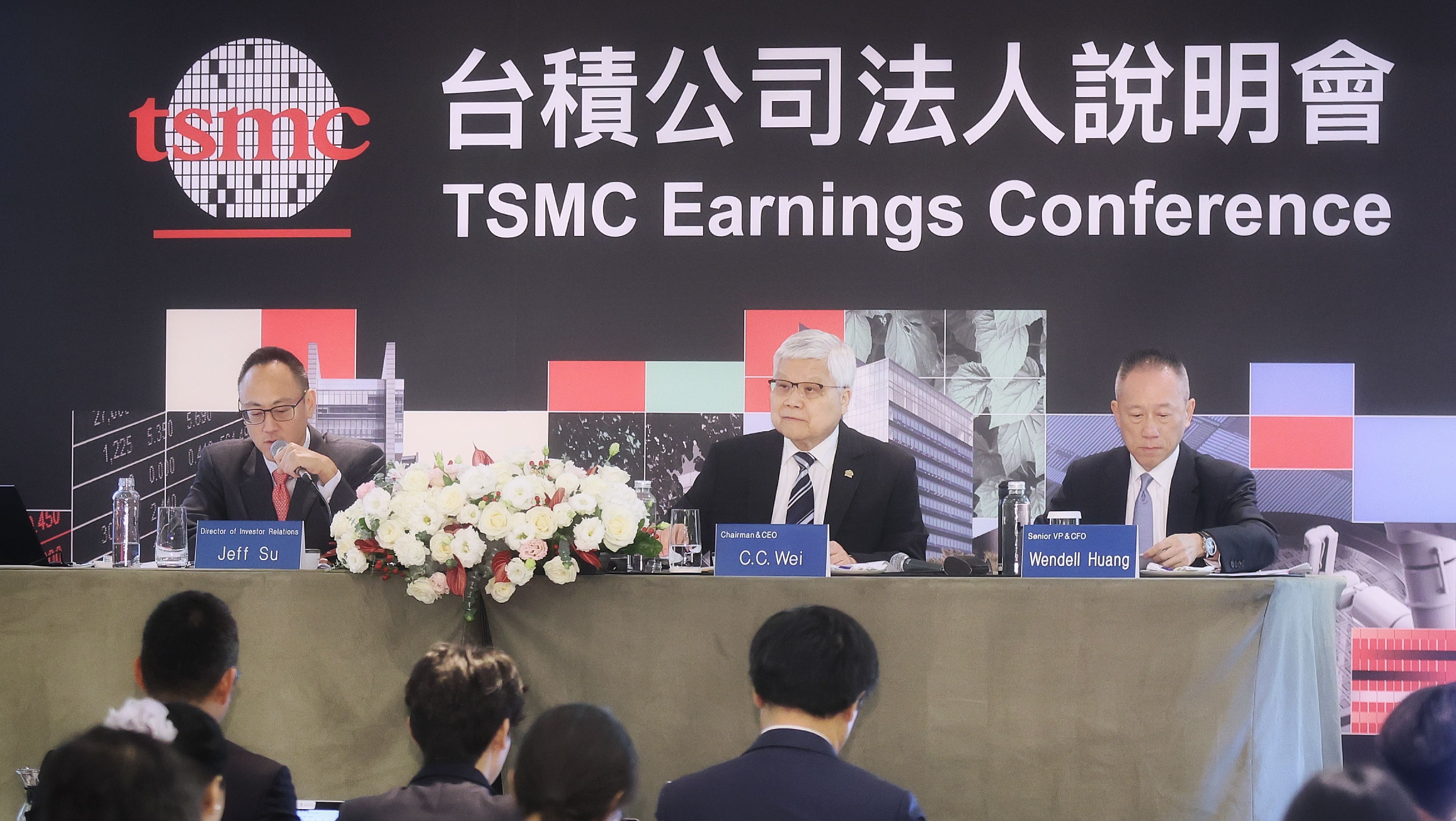 20260115-台積電財務長黃仁昭（右起）、台積電董事長魏哲家、台積電法人關係處處長蘇志凱15日出席台積電2025第四季法說會。（柯承惠攝）