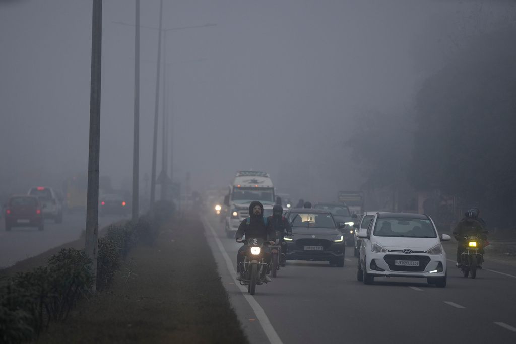 印度冬季在許多城鎮經常會出現嚴重霧霾，迫使居民被迫冒著健康危害出門工作。（美聯社）
