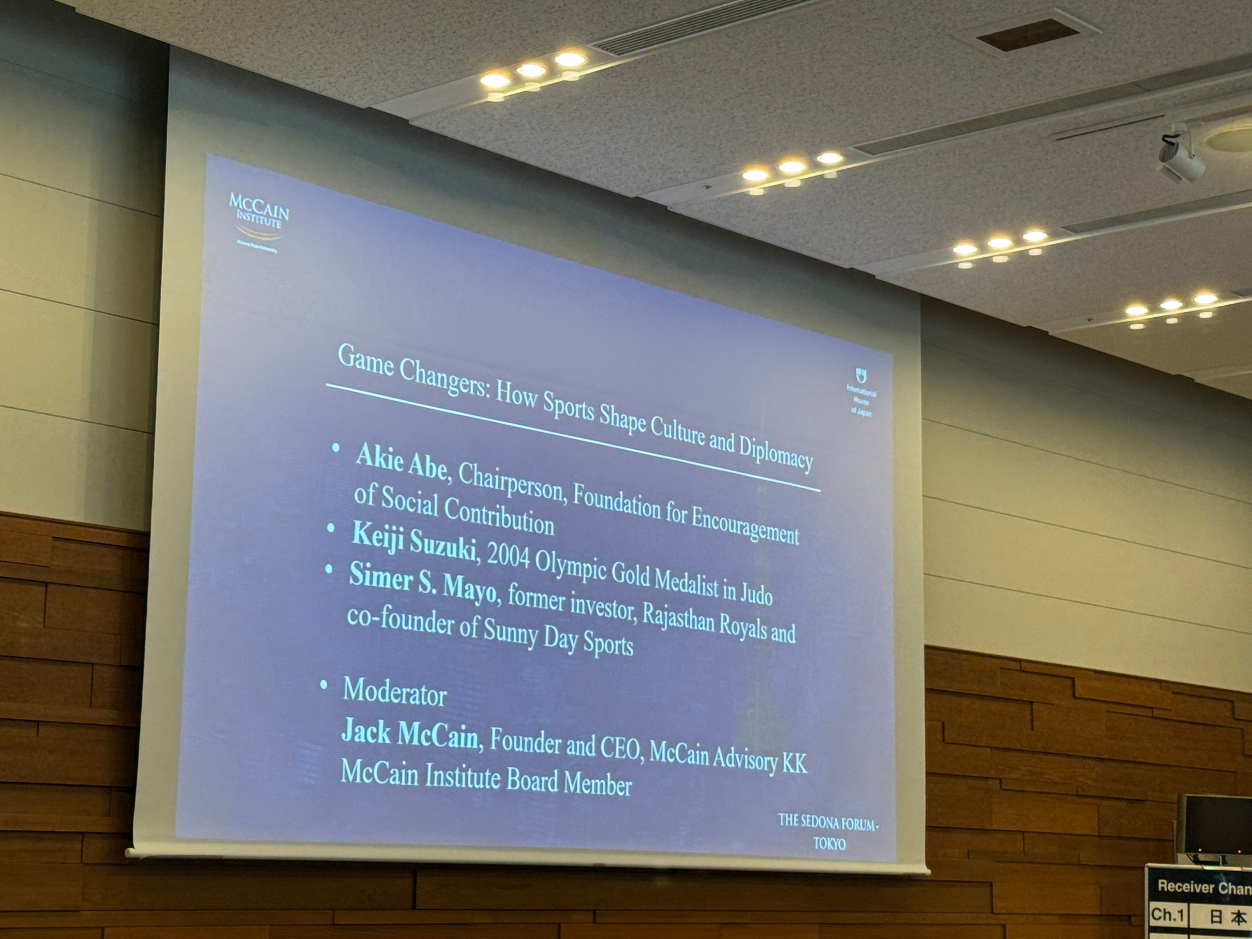 セドナ・フォーラムで安倍昭恵氏は、亡き夫の遺志を継ぎ、中国夫人との書道交流や伊勢神宮の精神性を例に、政治的緊張下こそスポーツと文化による「ハートパワー」が平和への道を開くと世界に訴えた。黃信維