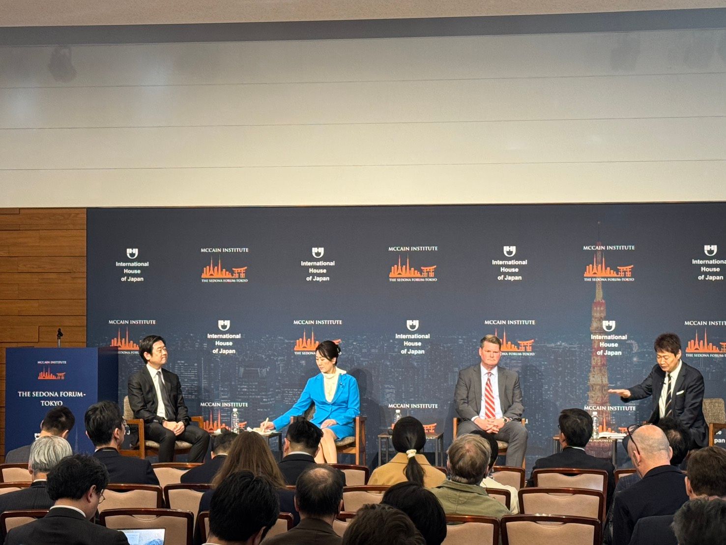 前美國國防部印太事務助理部長薛瑞福（右二）15日出席「東京塞多納論壇」。（黃信維攝）