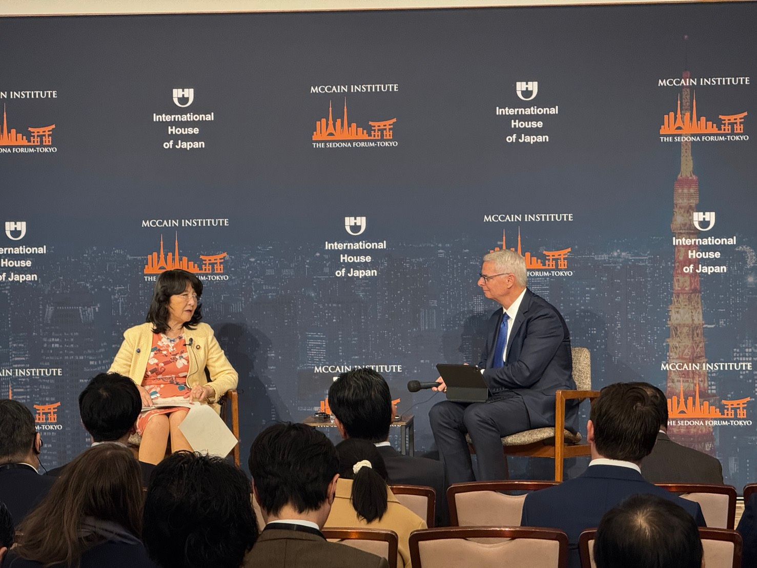 日本財務大臣片山五月（左）15日出席「東京塞多納論壇」。（黃信維攝）