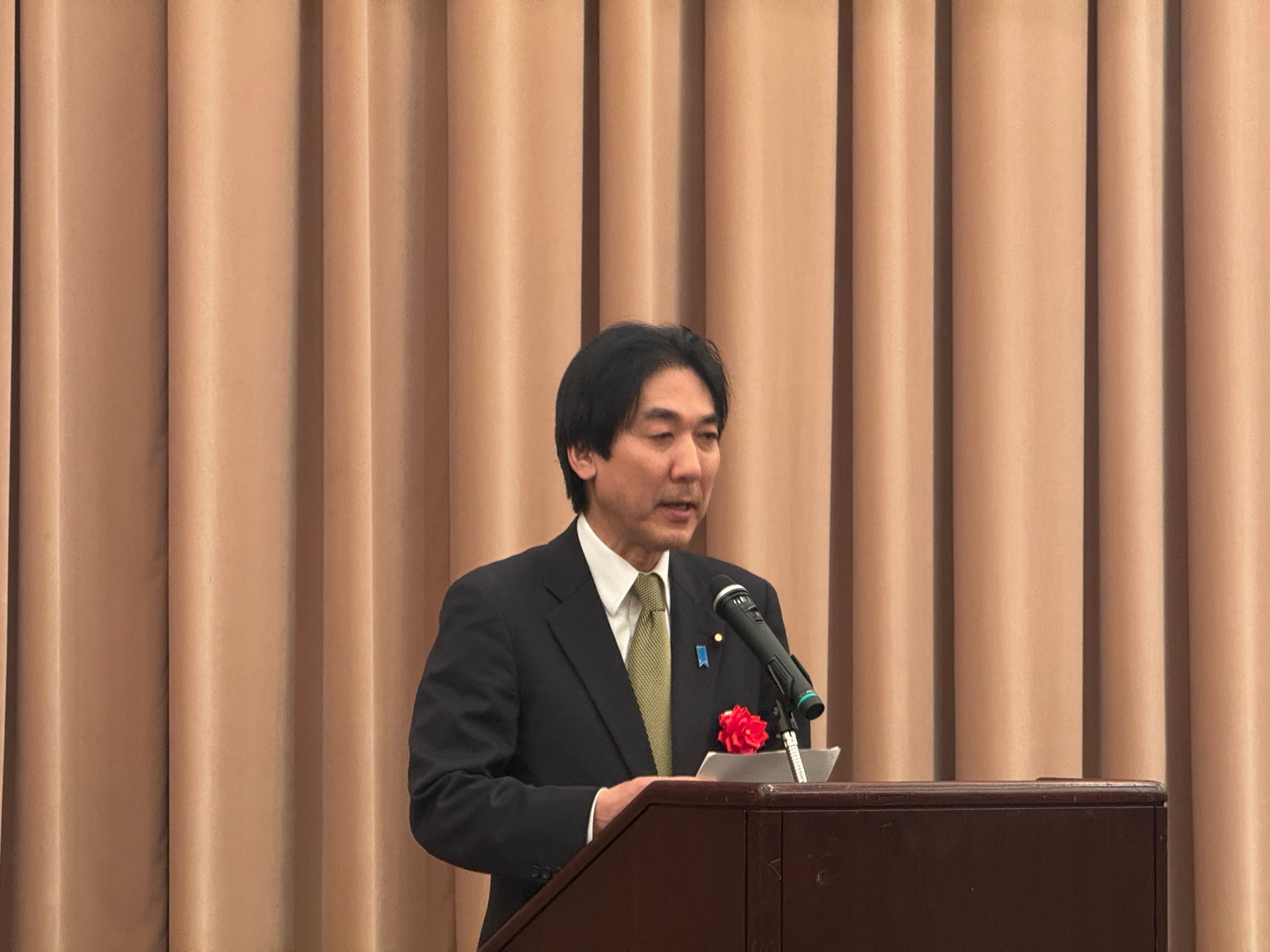 FPCJ創立50周年を迎え、児玉和夫理事長が「世界への架け橋」としての決意を表明する一方、城内実経済財政担当相は流暢な英語で高市内閣の「サナエノミクス」をアピールした。黃信維