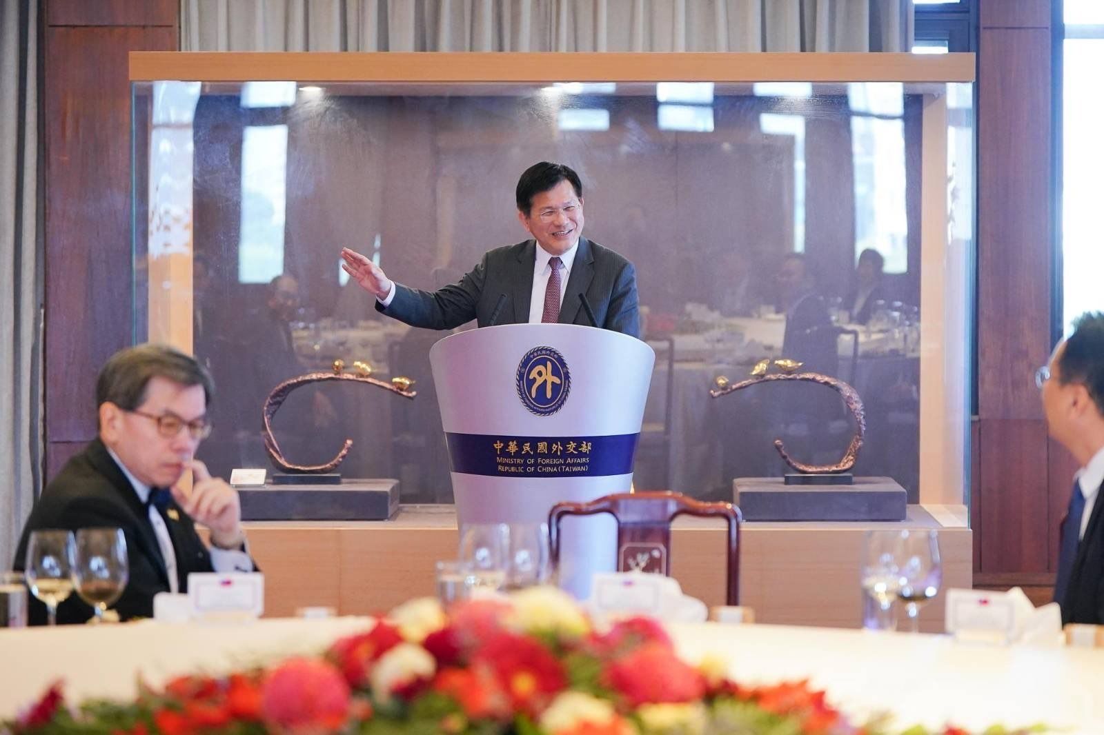 20260114-外交部長林佳龍午宴款待我國3名APEC企業諮詢委員會（ABAC）代表，並代表總統賴清德頒發續任聘書。（外交部提供）