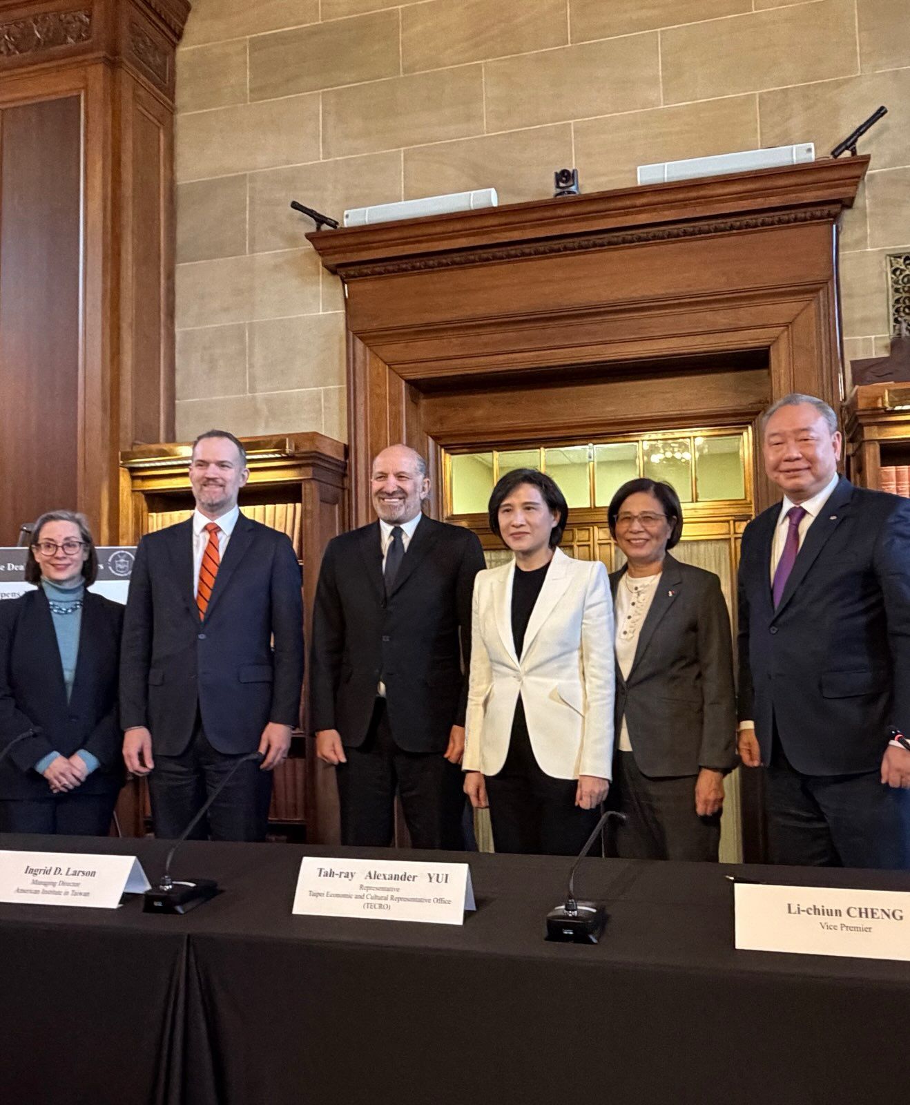 20260116-行政院副院長鄭麗君說明關稅談判結果。左起依序為AIT執行理事藍鶯、美國貿易代表署葛里爾大使、美國商務部盧特尼克部長、鄭麗君副院長、楊珍妮政委、駐美代表處俞大㵢大使。（行政院提供）