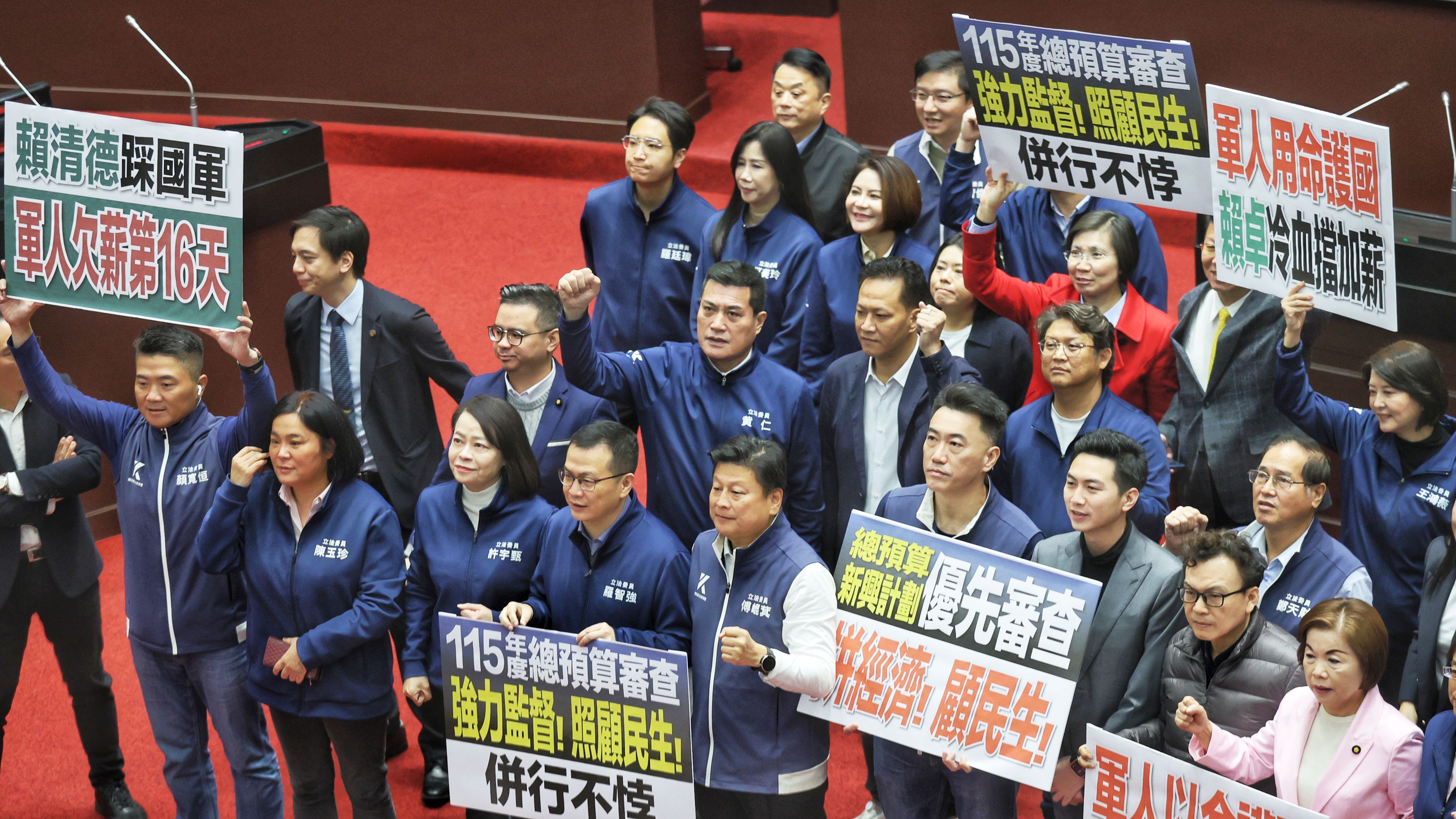 20260116-立法院會16日表決通過115年度中央政府總預算案新興資本支出及計畫動支案逕付二讀，圖為國民黨團立委舉牌表達立場。（柯承惠攝）