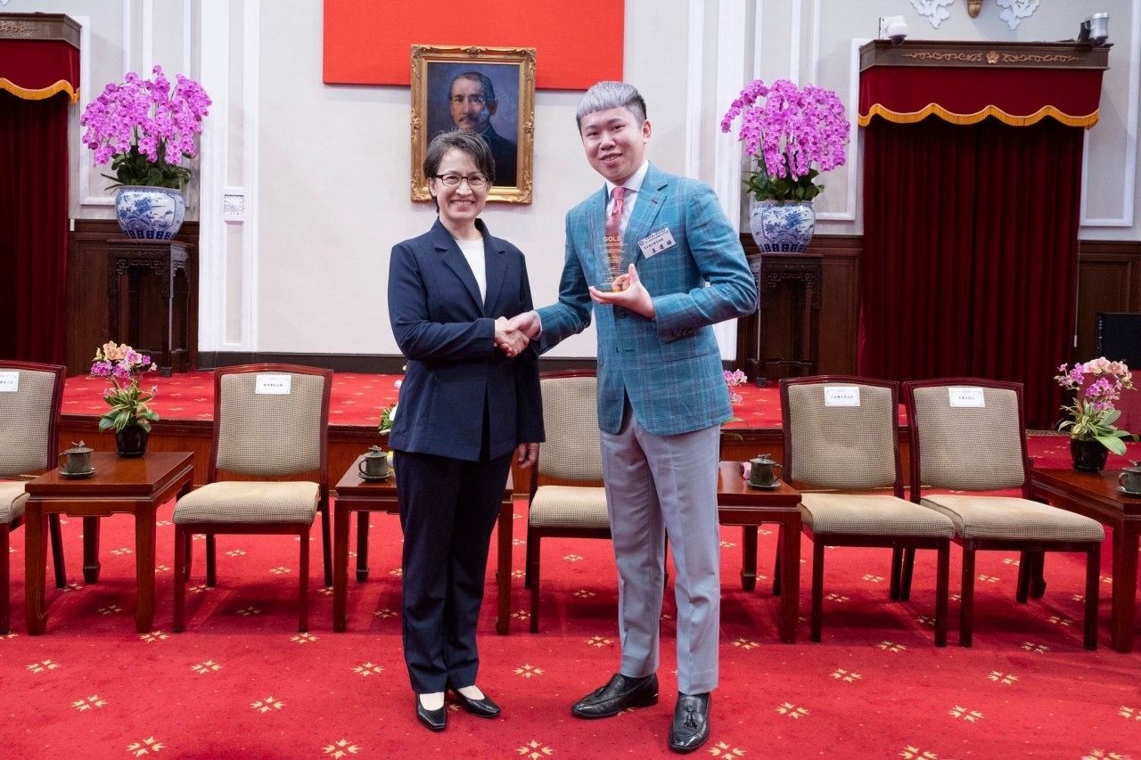 衣啟飛翔創客基地學員李建曄獲邀進入總統府接受副總統 蕭美琴表揚。（圖／勞動力發展署桃竹苗分署提供）