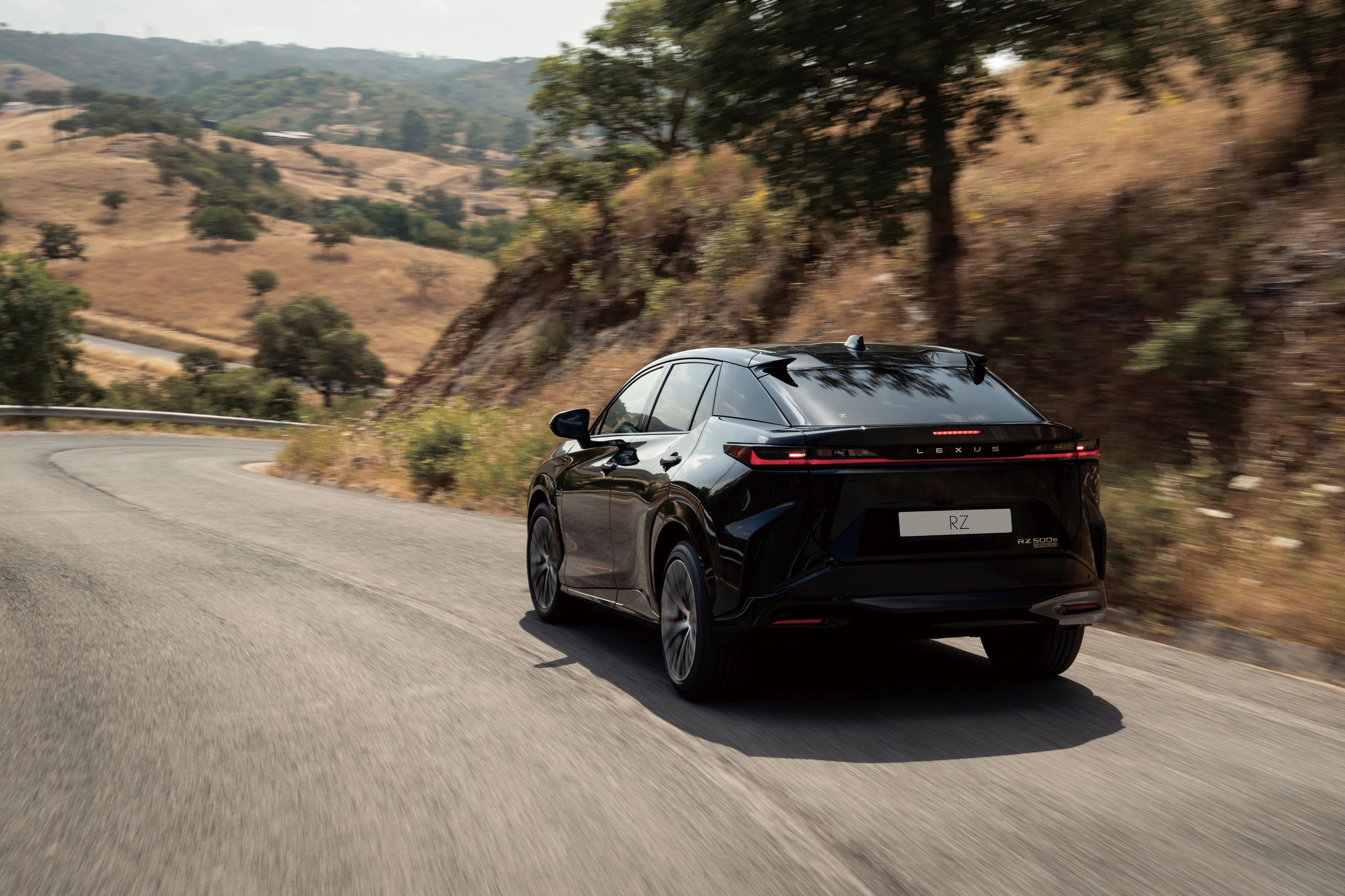 RZ 500e提供豪華與旗艦雙等級，滿足顧客多元需求，實踐豪華純電生活的理想平衡點。