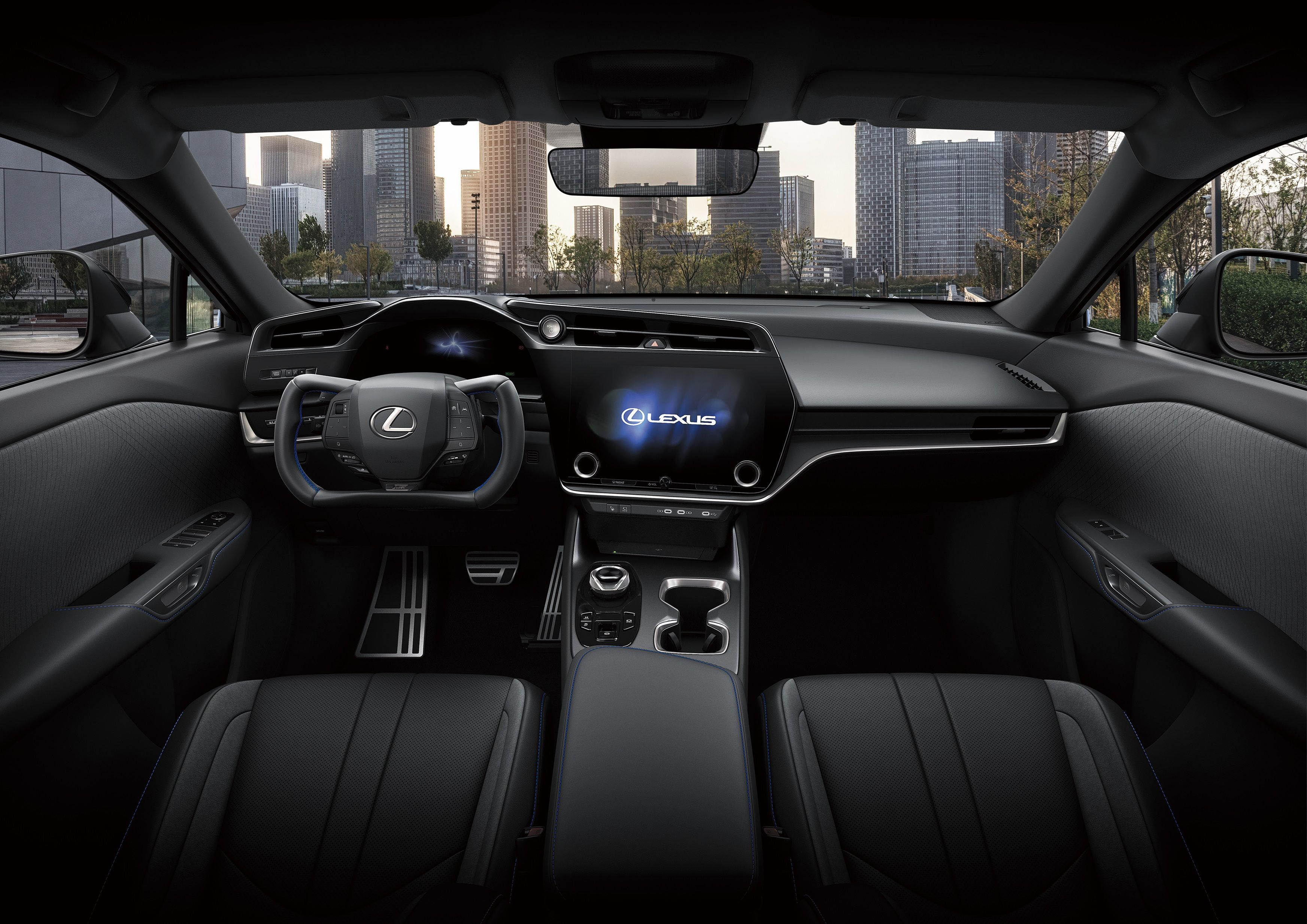 RZ 550e F SPORT首度導入Steer-By-Wire線控轉向技術，操控精準；更搭配結合ASC動力聲浪控制的M-Mode模擬手排系統。