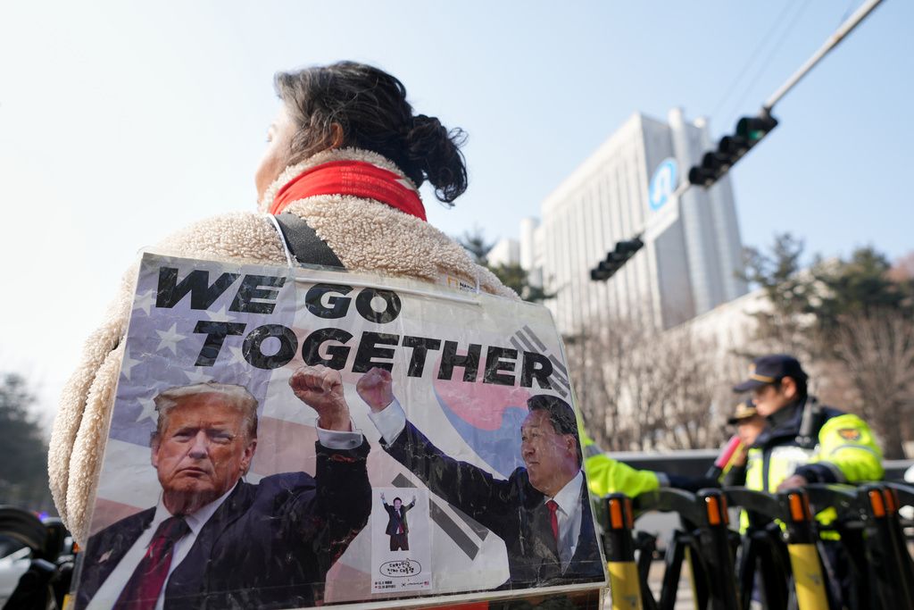 就在南韓前總統尹錫悅受審當天，地方法院外聚集大批支持者高舉標語聲援。（美聯社）