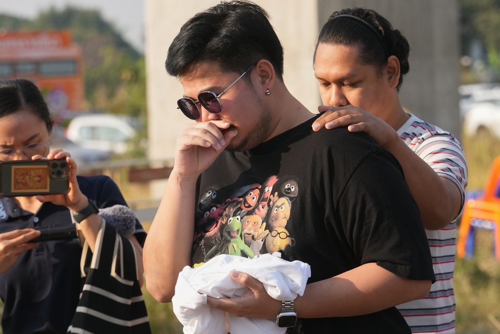 泰國火車車廂事故釀成32人死亡，家屬前往現場悼念亡者。（美聯社）