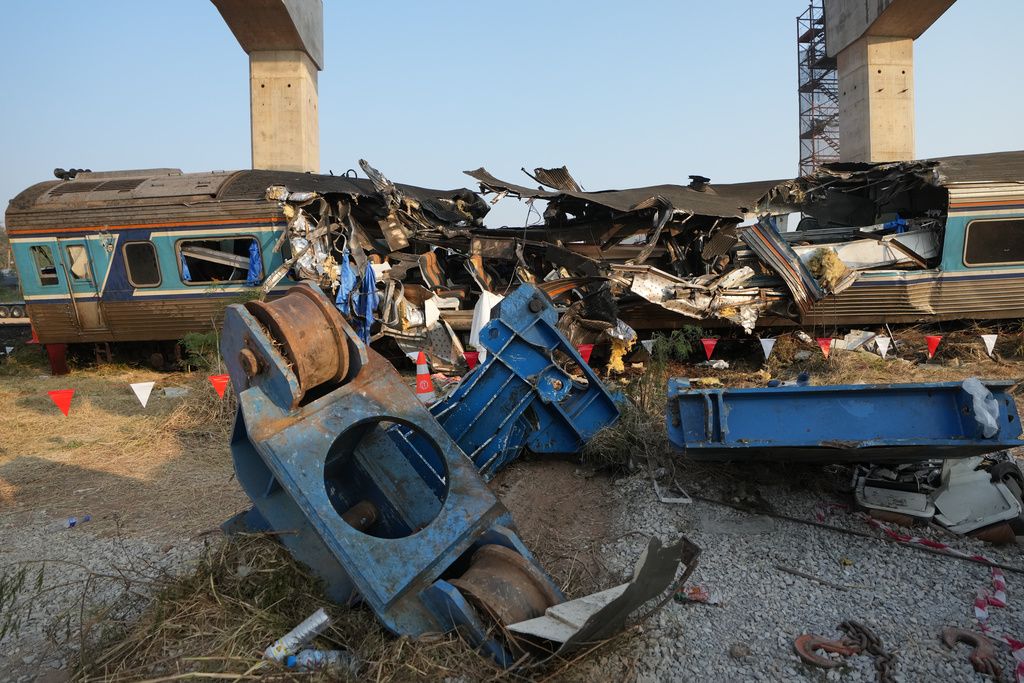 遭上方高鐵工程起重機砸中的泰國火車車廂損毀嚴重，事故釀成32人死亡。（美聯社）