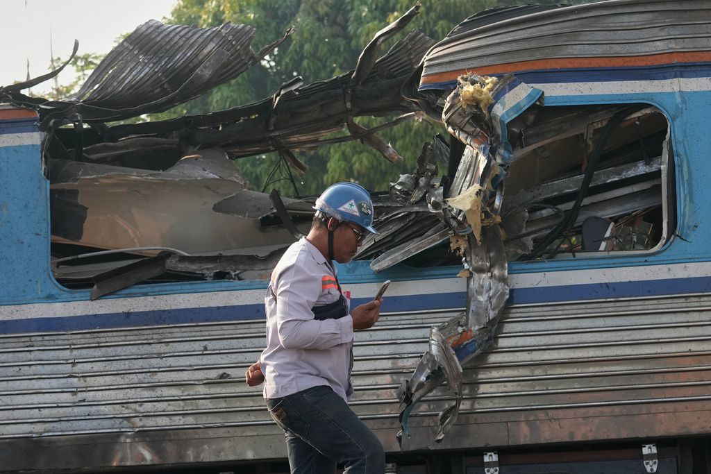 遭上方高鐵工程起重機砸中的泰國火車車廂損毀嚴重，事故釀成32人死亡。（美聯社）
