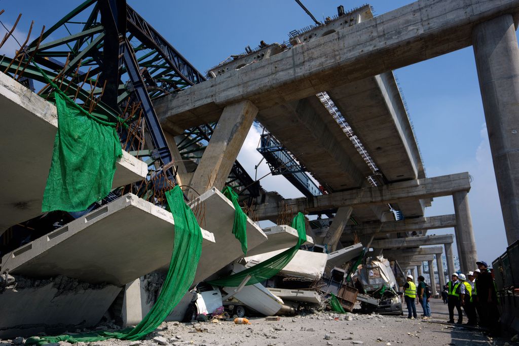 泰國「拉瑪二世高速公路」15日也發生倒塌事故，造成2人不幸罹難。（美聯社）
