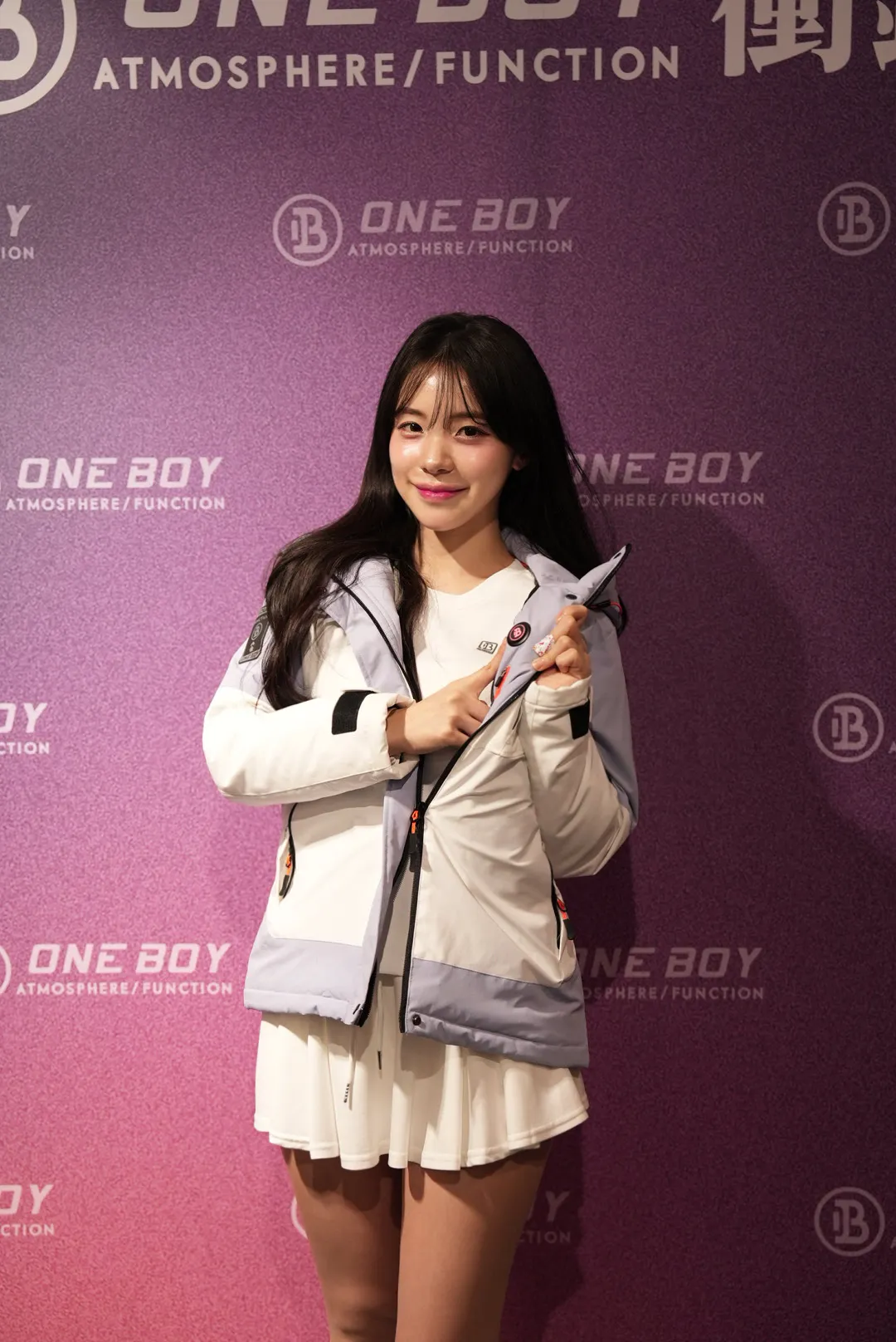 李多慧親自實測 ONE BOY 最新推出的「智能升溫七合一衝鋒衣 2.0」，現場直接操作四段式智慧溫控系統，讓外套「一按就熱」。
