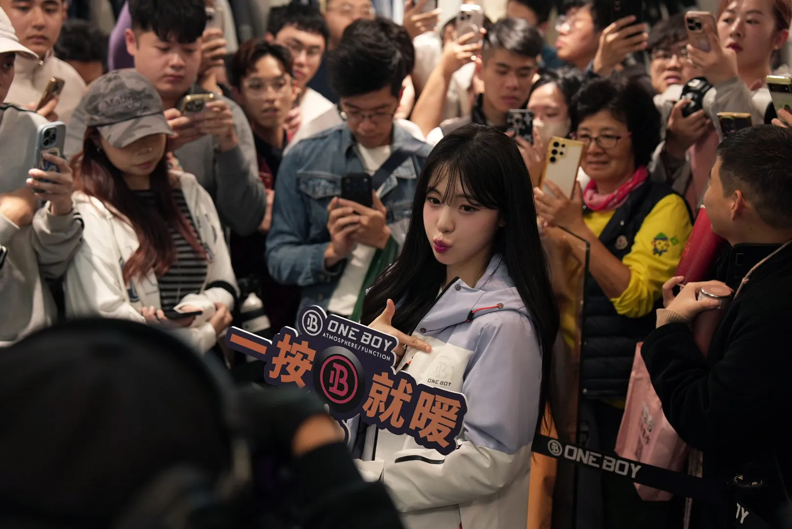 現場活動粉絲包圍，活動當日門市也推出限定互動活動，凡消費即可獲得李多慧限量海報。