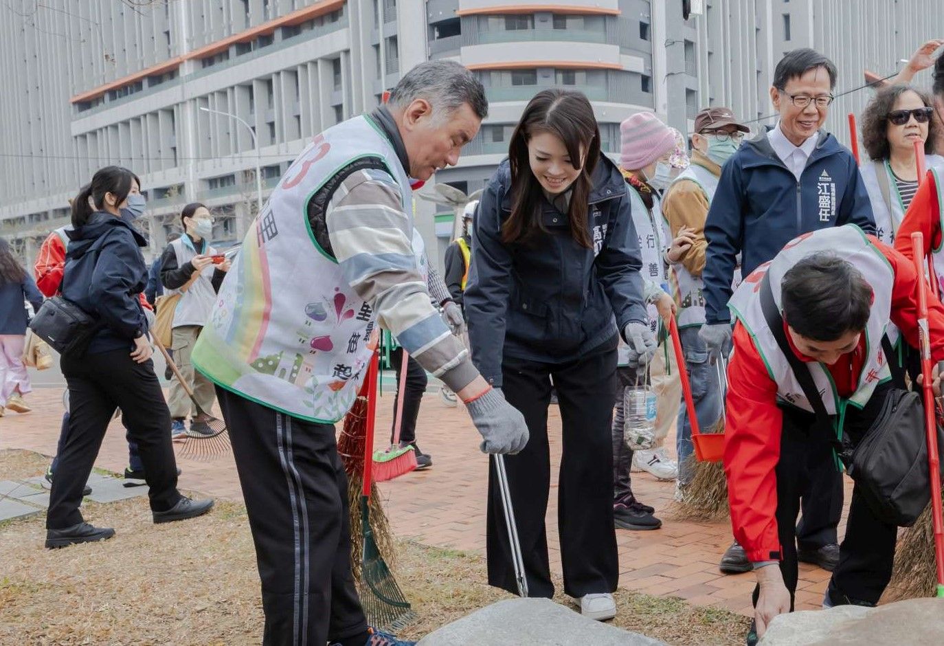 市長高虹安攜手里民一同投入清掃行動。（圖／新竹市政府提供）