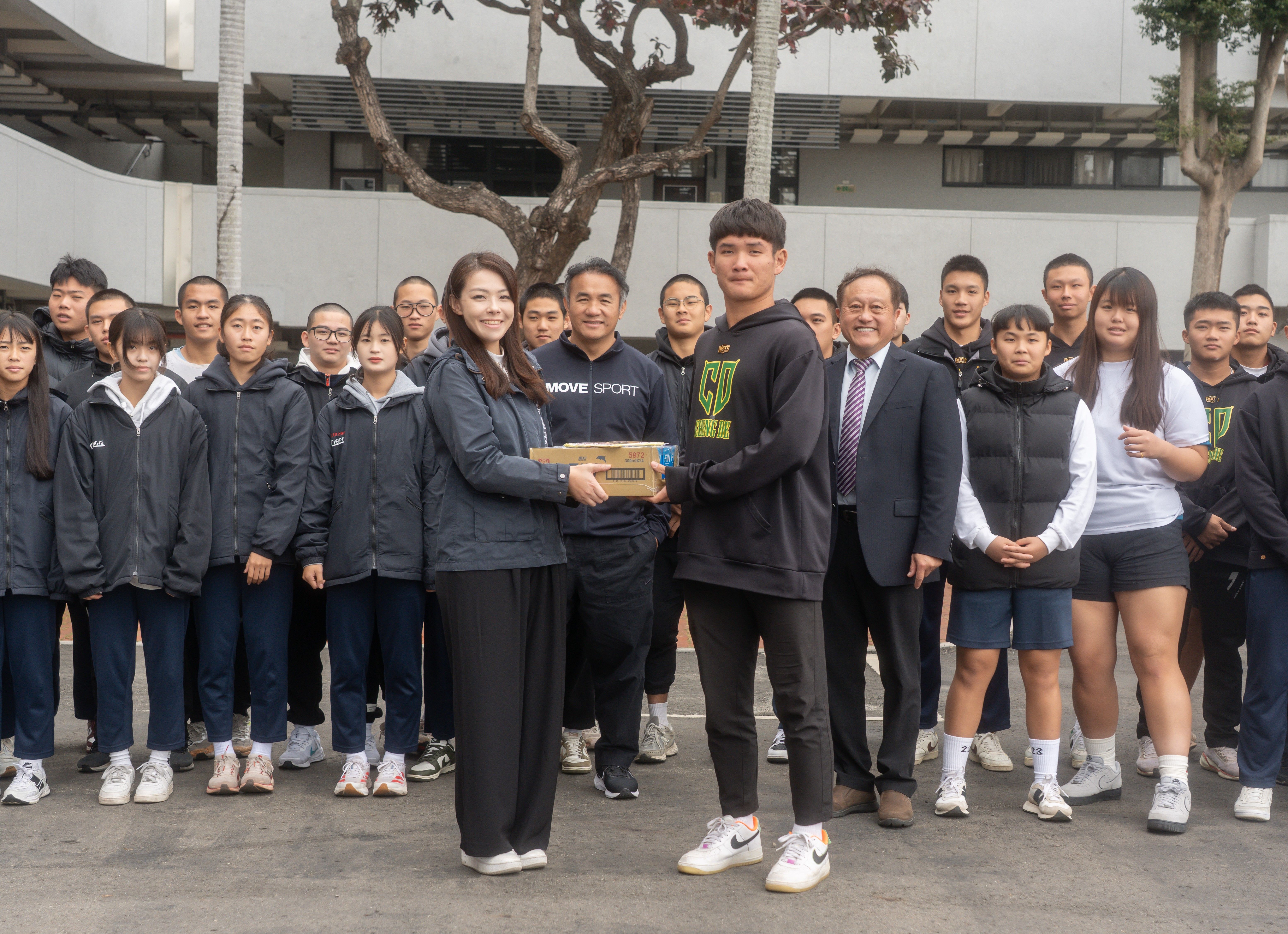 新竹市長高虹安前往市立成德高中慰勞體育班學生。（圖／新竹市政府提供）