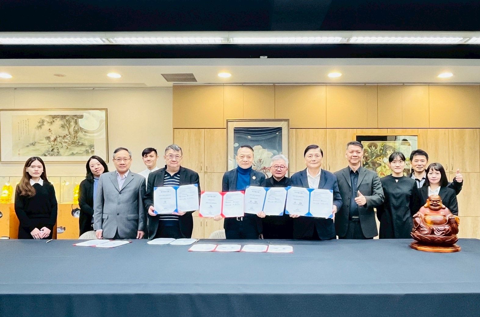 開啟跨國深度合作的台波商會暨台灣台北醫療聯盟、台灣印尼科技協會與萬國製藥MOU簽署儀式。(圖/台波商會提供)