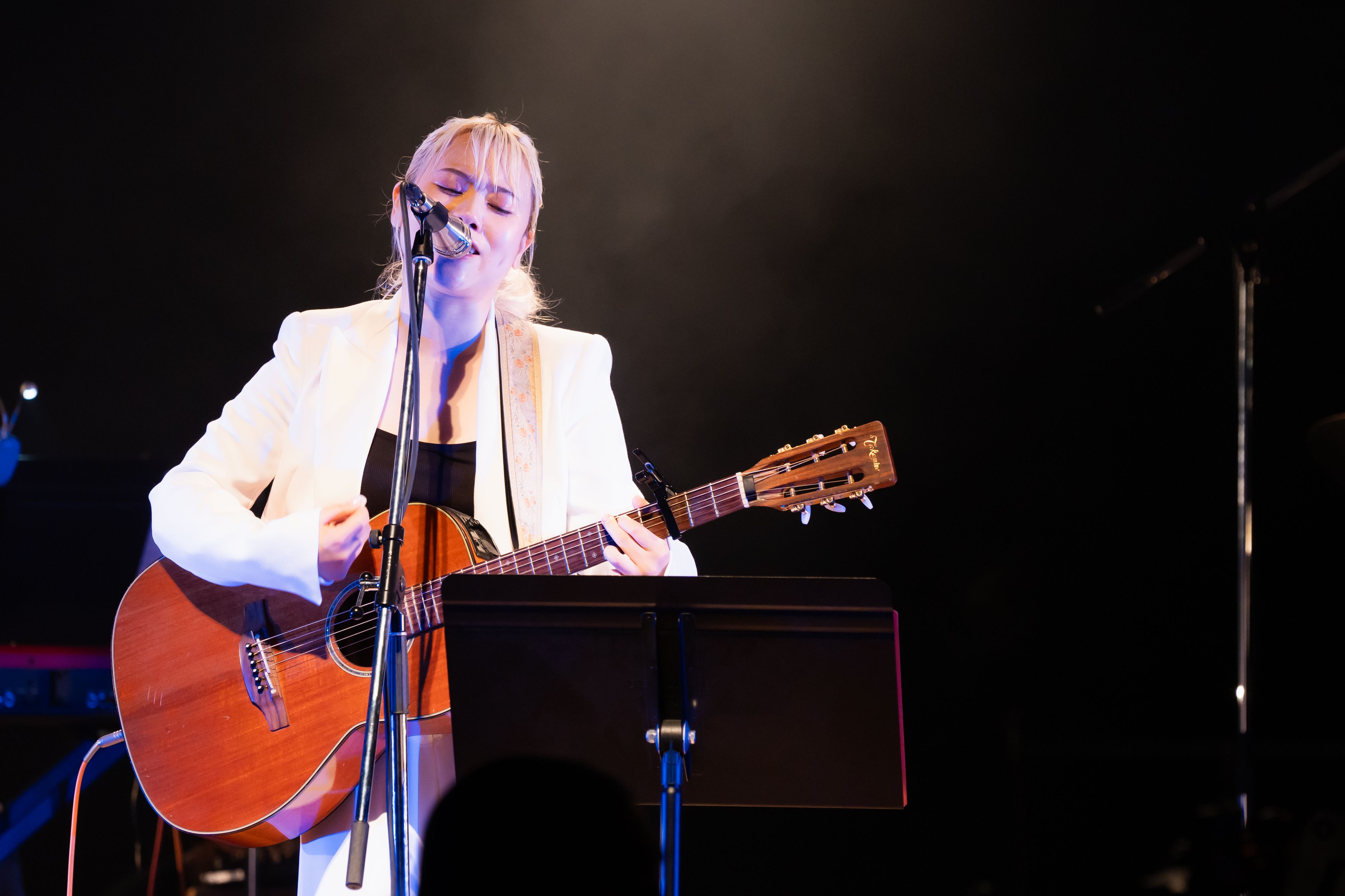 理数系教員免許を持ちながら事務所社長によるセクハラでホームレス生活を経験するも、路上ライブで月収50万を稼ぎ「歌があれば生きられる」と確信した古川愛理は、台湾人との縁を胸に世界進出を誓った。古川愛理