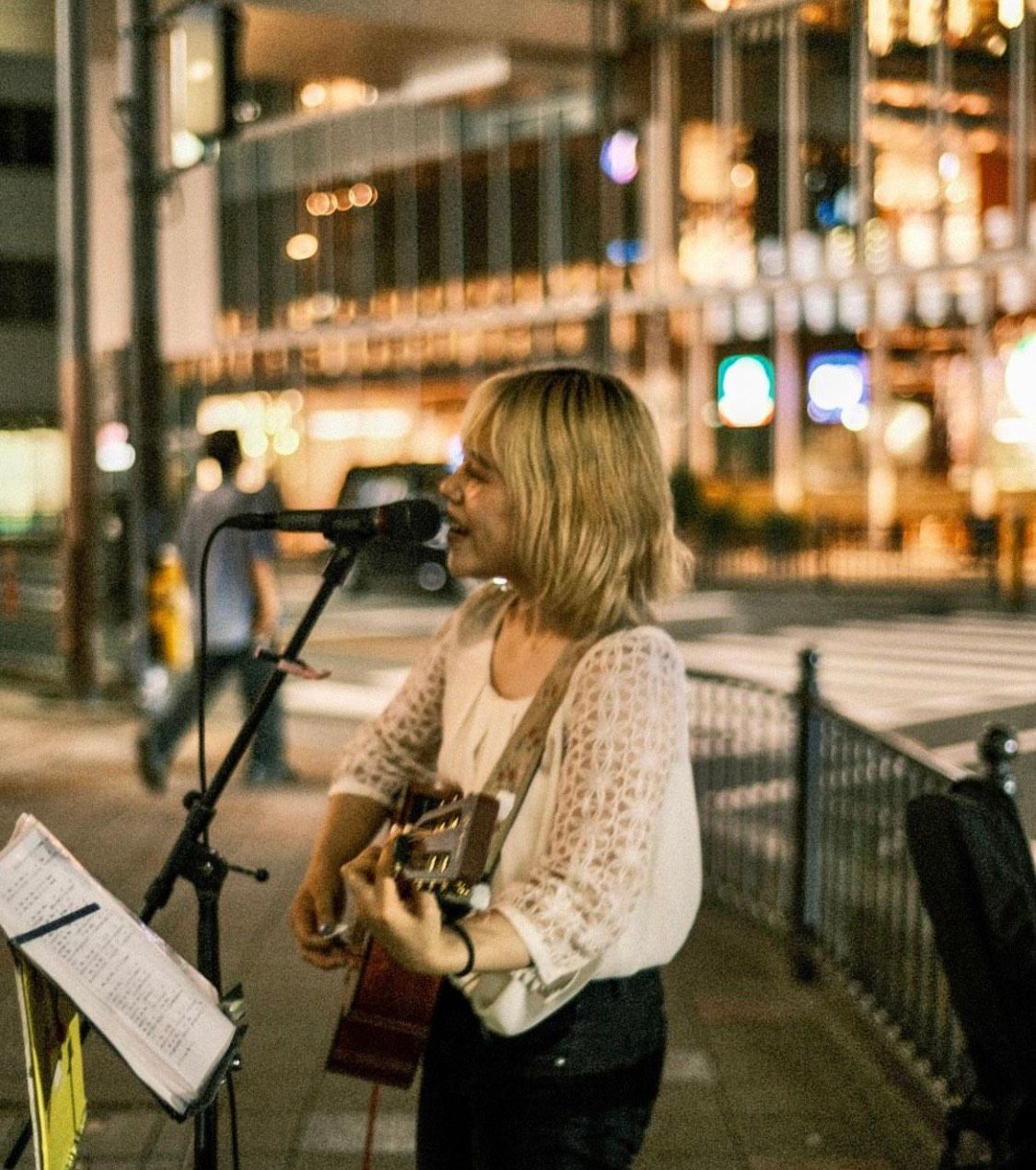 理数系教員免許を持ちながら事務所社長によるセクハラでホームレス生活を経験するも、路上ライブで月収50万を稼ぎ「歌があれば生きられる」と確信した古川愛理は、台湾人との縁を胸に世界進出を誓った。古川愛理