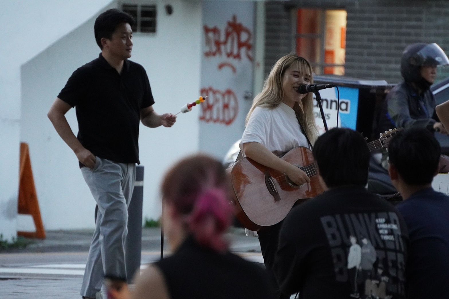 理数系教員免許を持ちながら事務所社長によるセクハラでホームレス生活を経験するも、路上ライブで月収50万を稼ぎ「歌があれば生きられる」と確信した古川愛理は、台湾人との縁を胸に世界進出を誓った。古川愛理