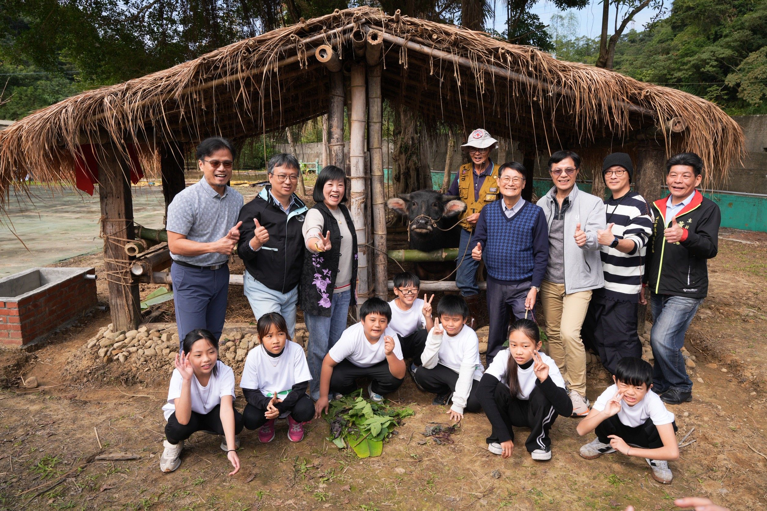 陳純敬副市長、城鄉局黃國峰局長與貢寮國小師生及實作成果合影。 (圖/新北市政府城鄉發展局)