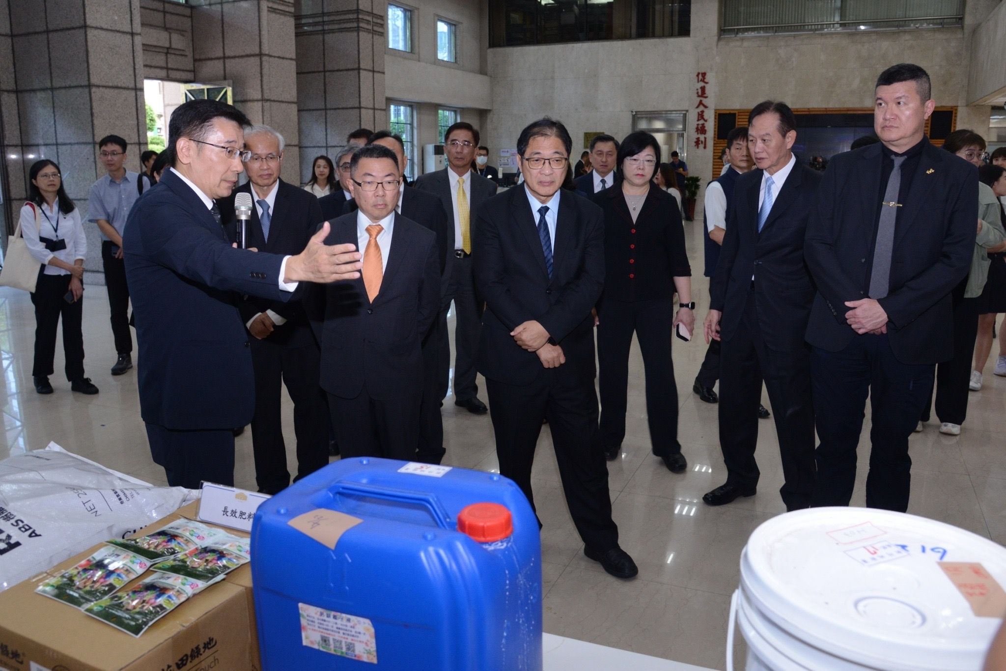 邱紹洲（左ㄧ）於查緝成果簡報場合，向與會人員說明案件背景與執行重點，反映刑案治理實務中跨機關協作與政策落實的整合運作。(圖/資料照)