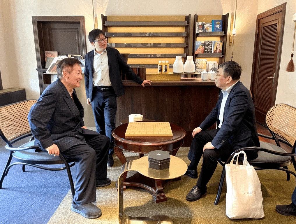 聶衛平先生與林海峰名譽天元兩位棋界泰斗同框，意義非凡。（海峰棋院）